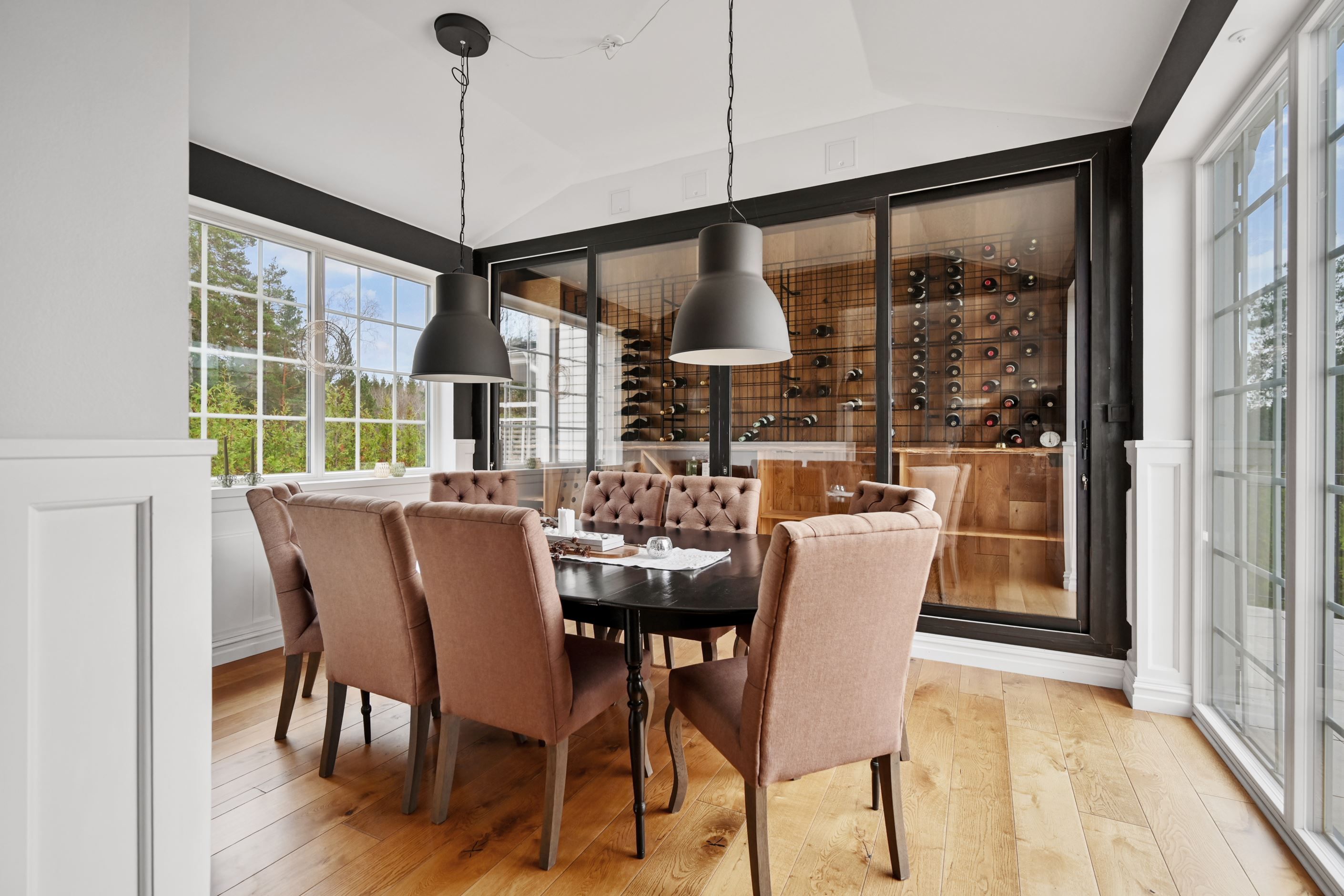 Matsal med vinkyl längs med hela väggen