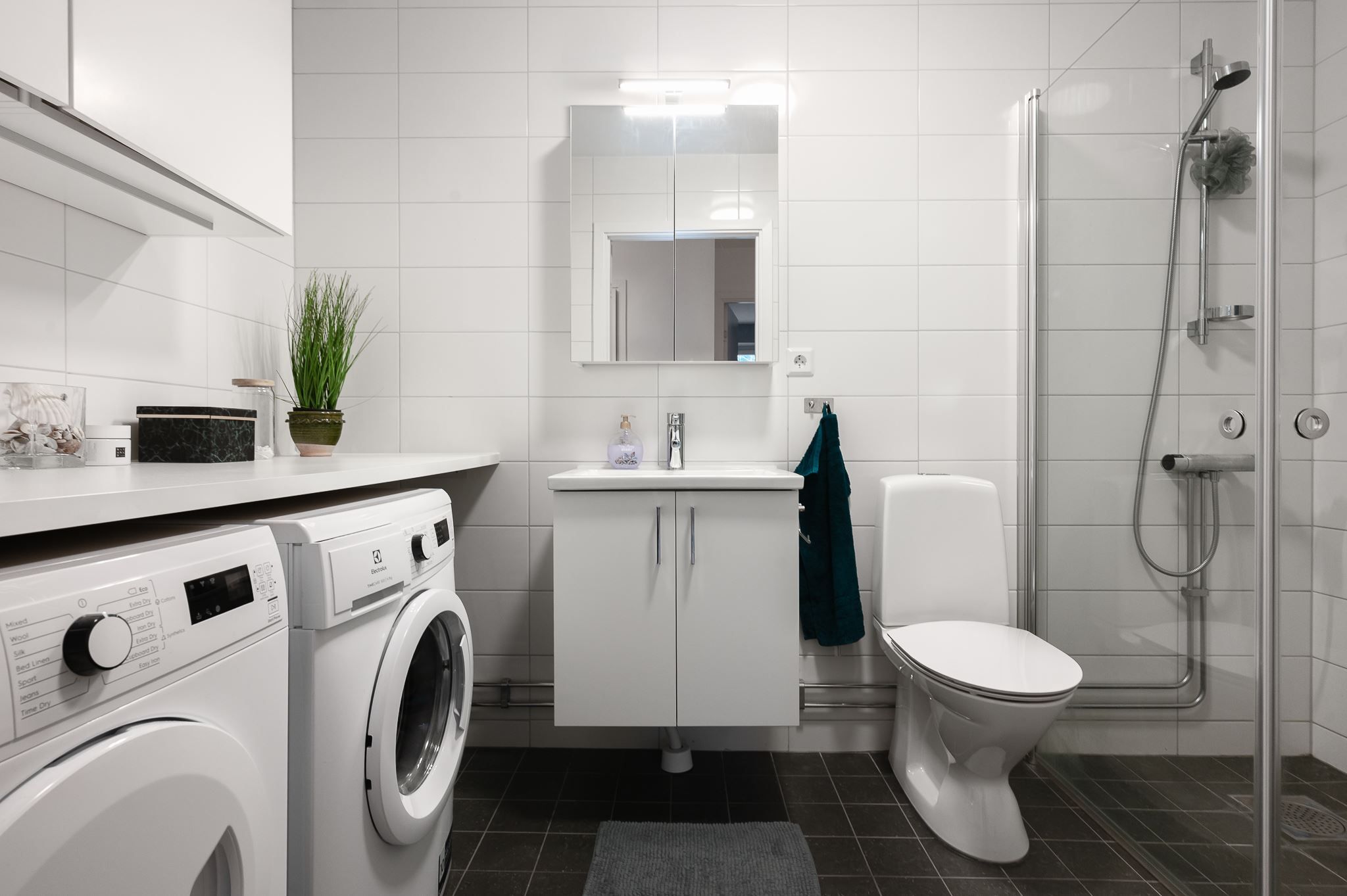 Badrum med dusch och tvättdel