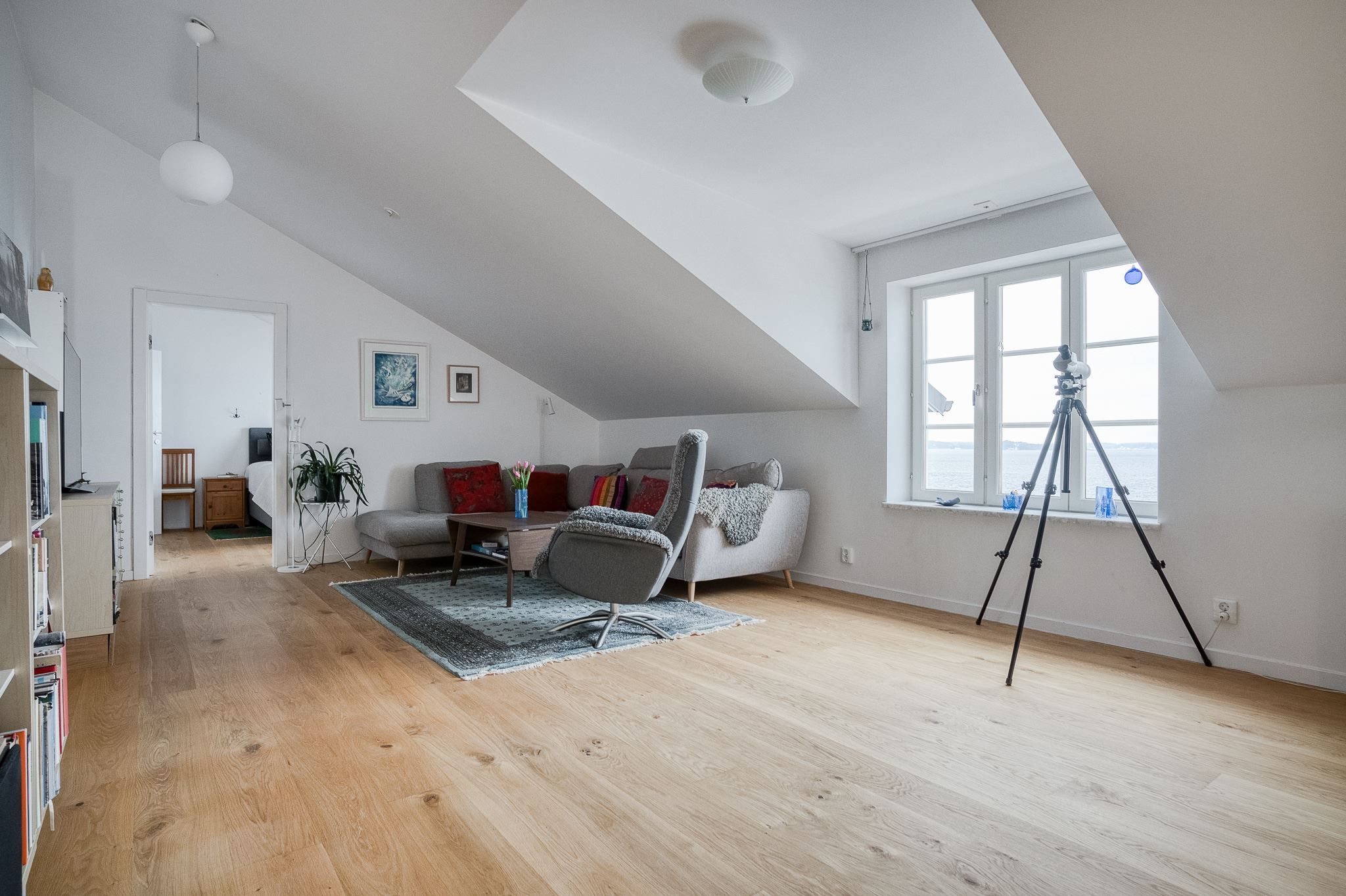 Rymligt vardagsrum med havsutsikt