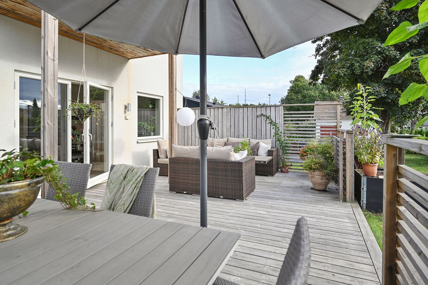 Plats för både loungegrupp och matplats