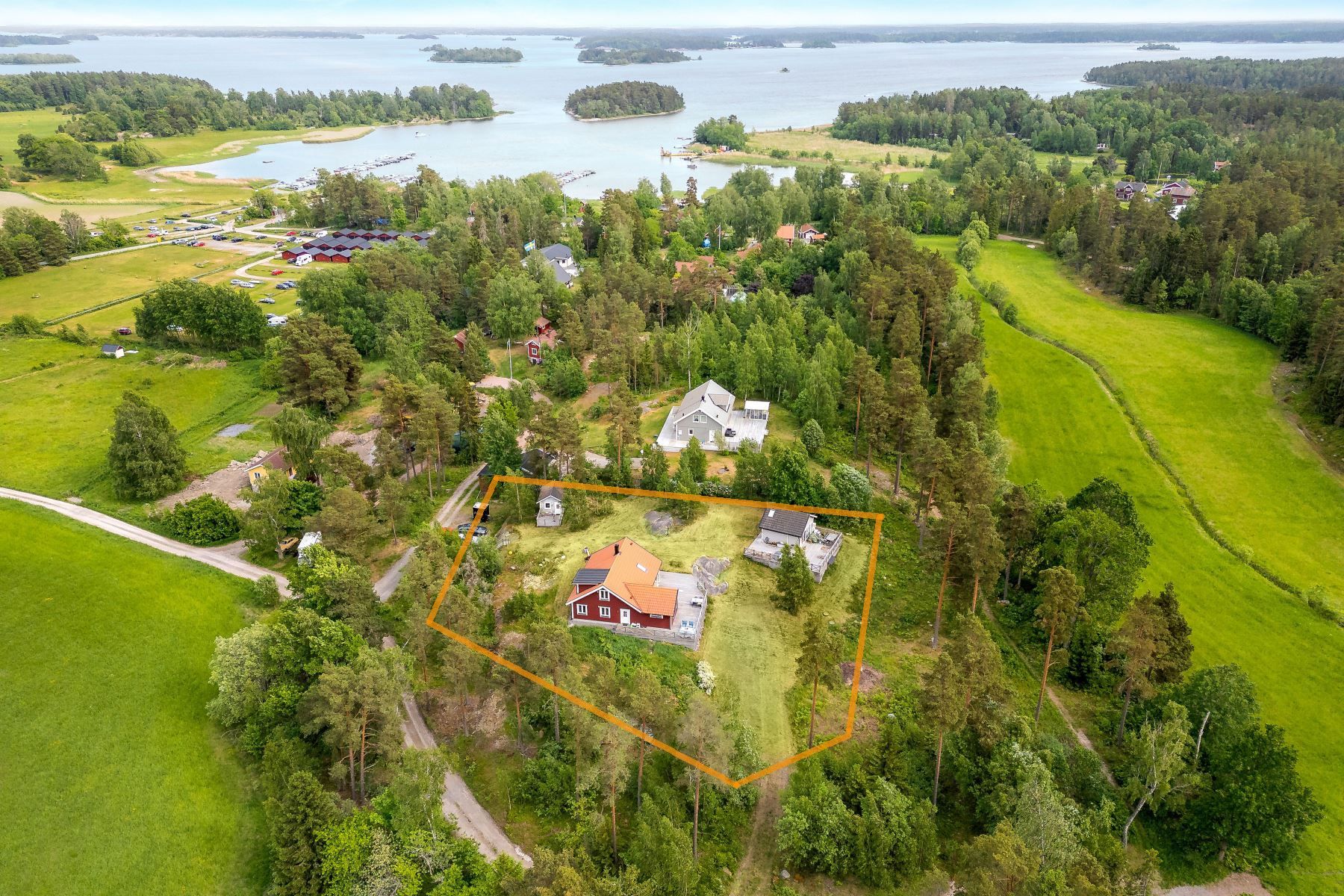 Fastigheten med tomtgräns