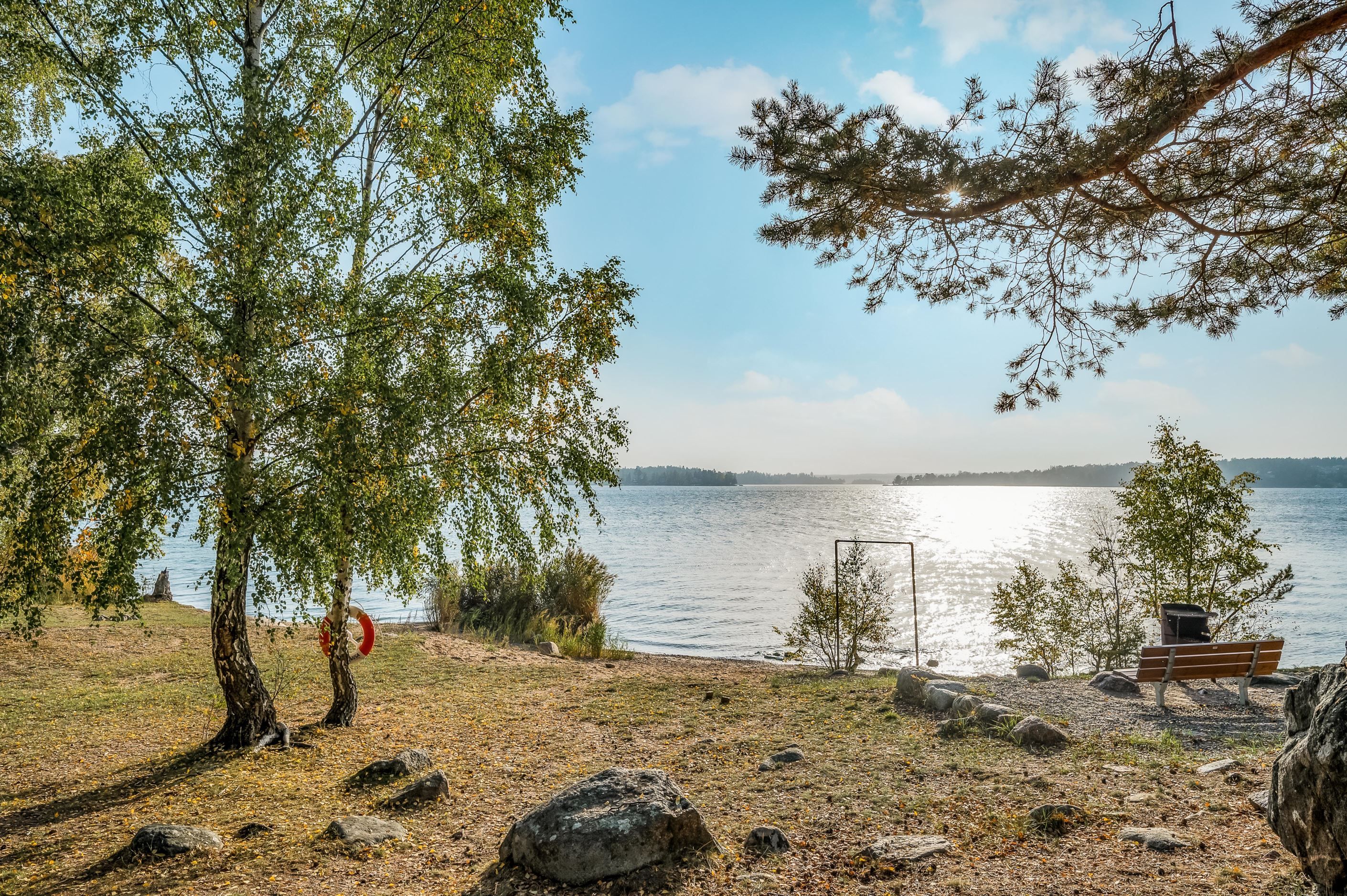Trälhavsbadet med strand och klippor