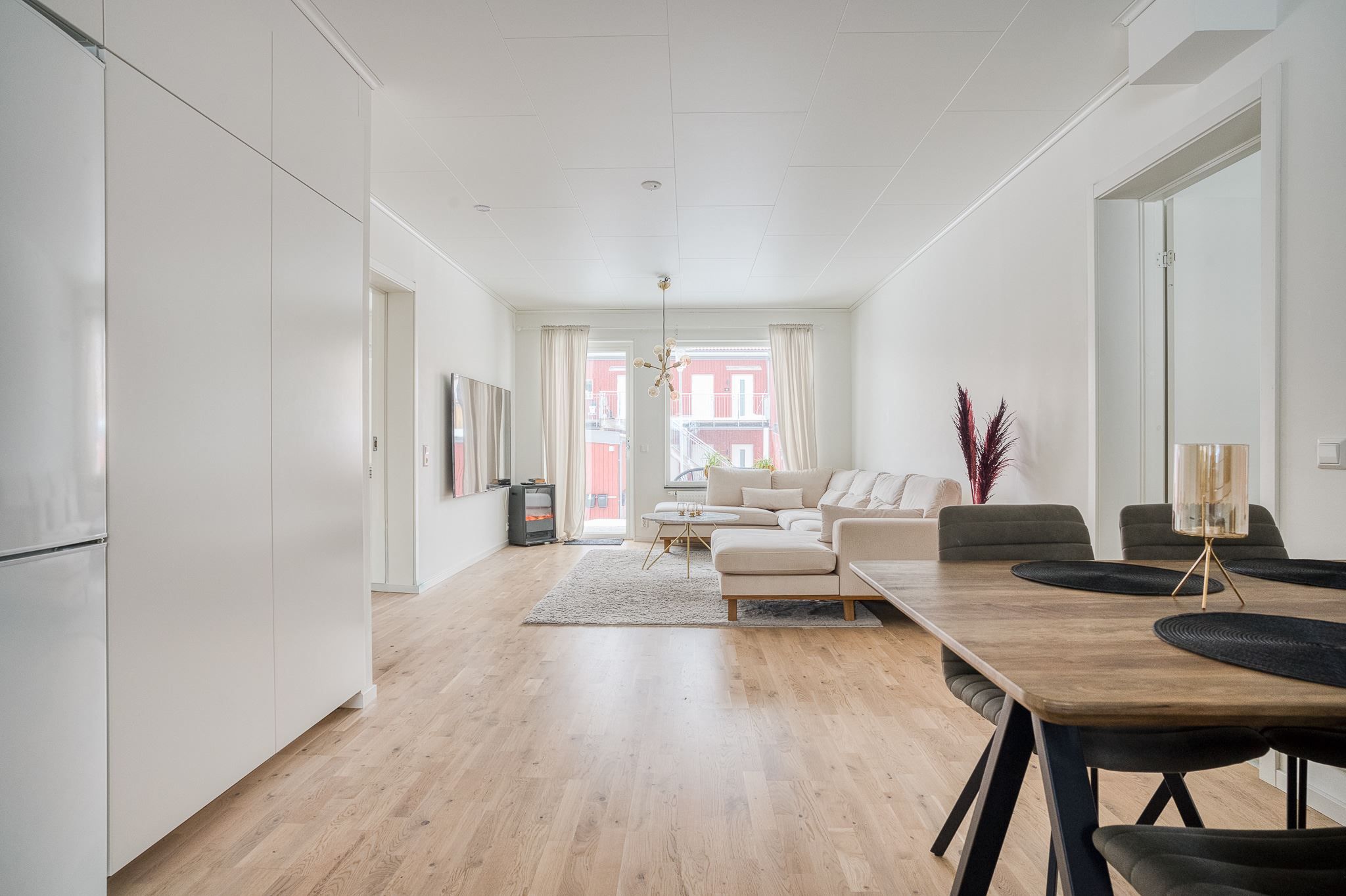 Öppen planlösning mellan kök och vardagsrum