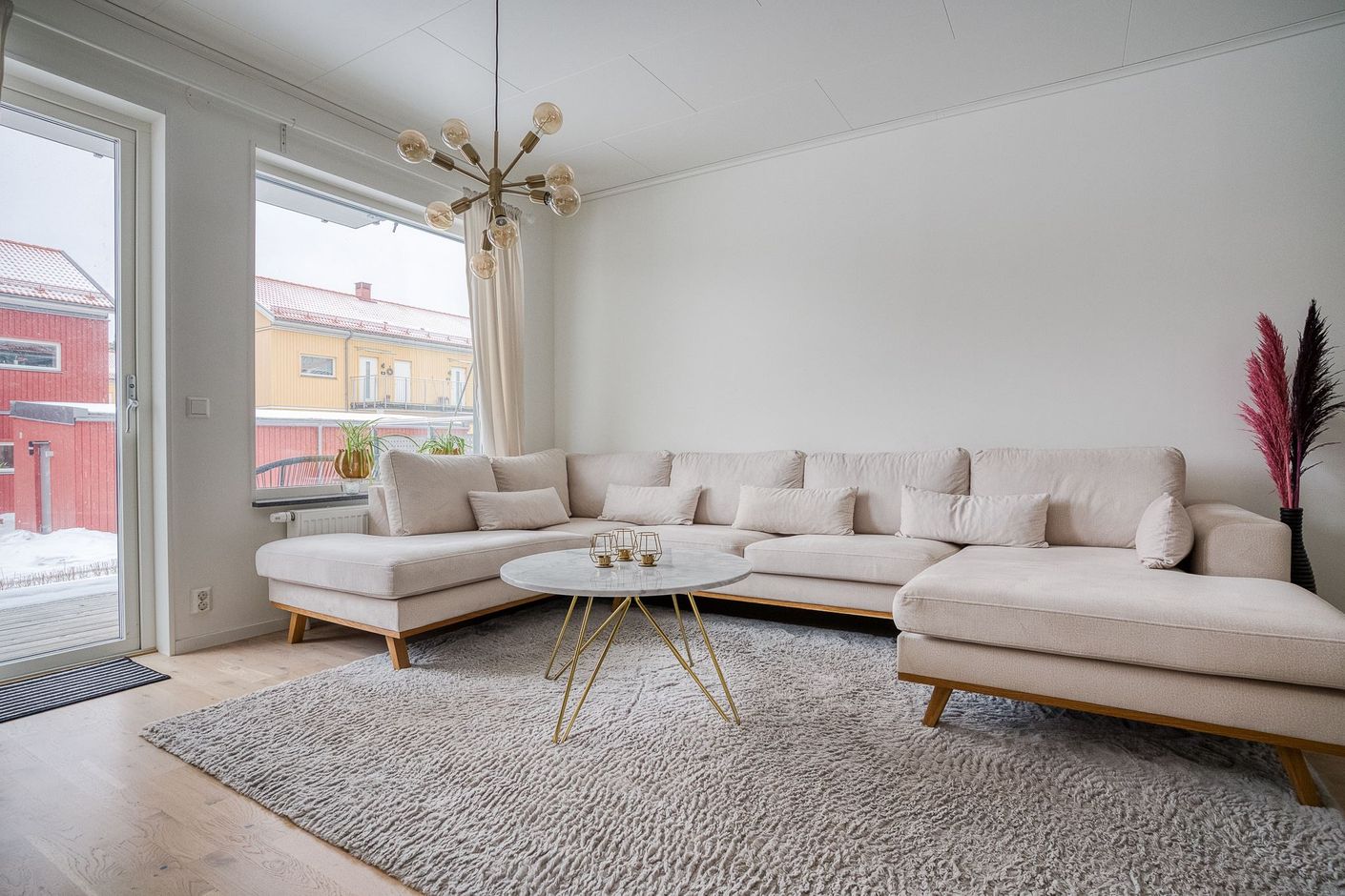 Här finns plats för den större soffan