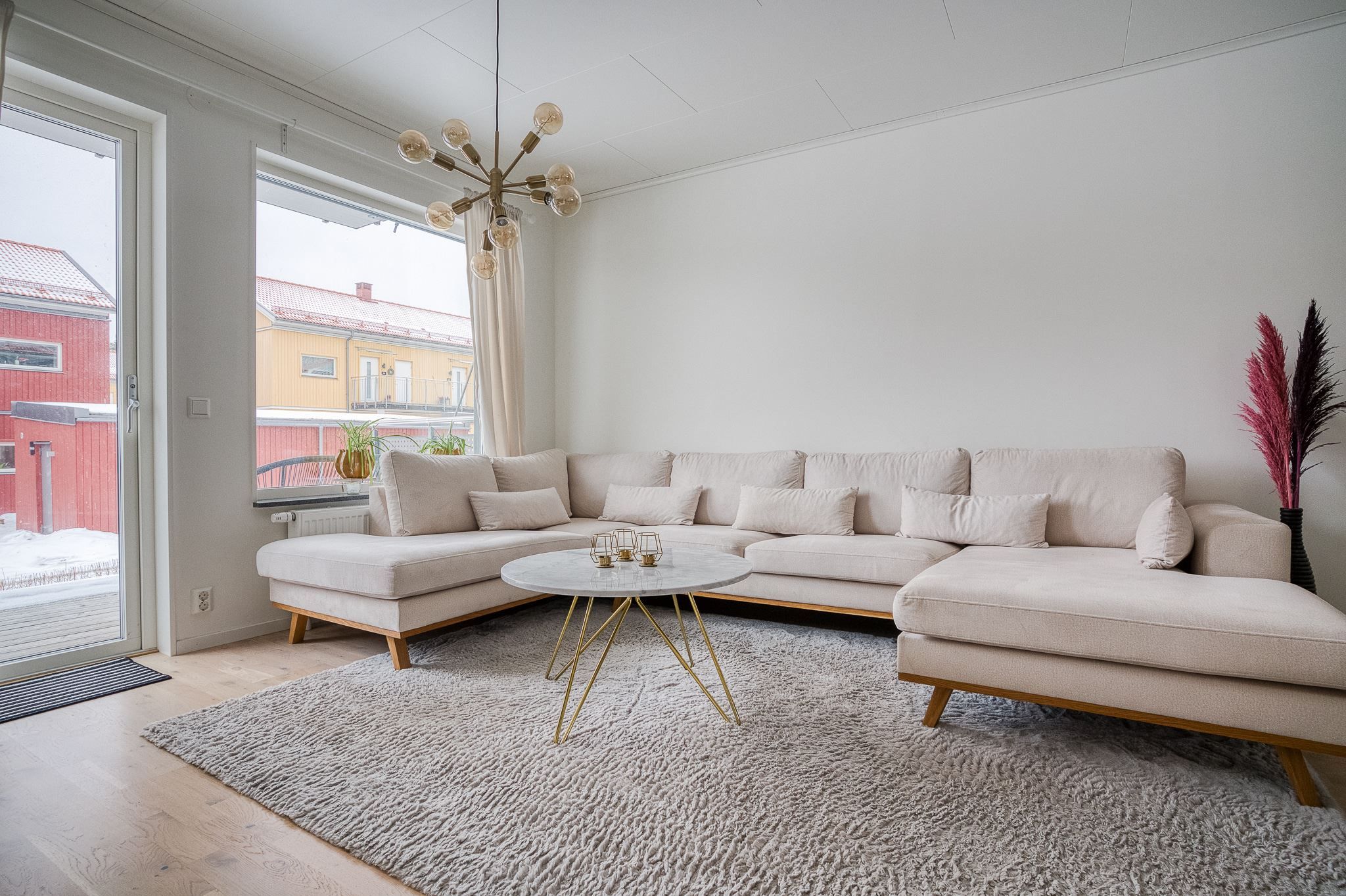 Här finns plats för den större soffan