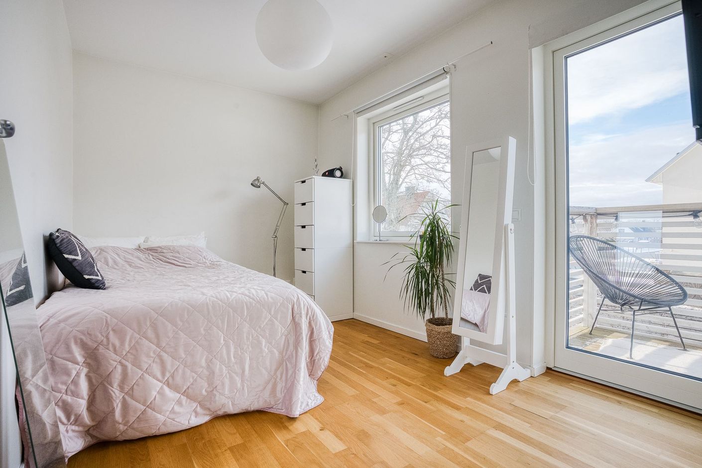 Sovrum med utgång till balkongen med kvällssol