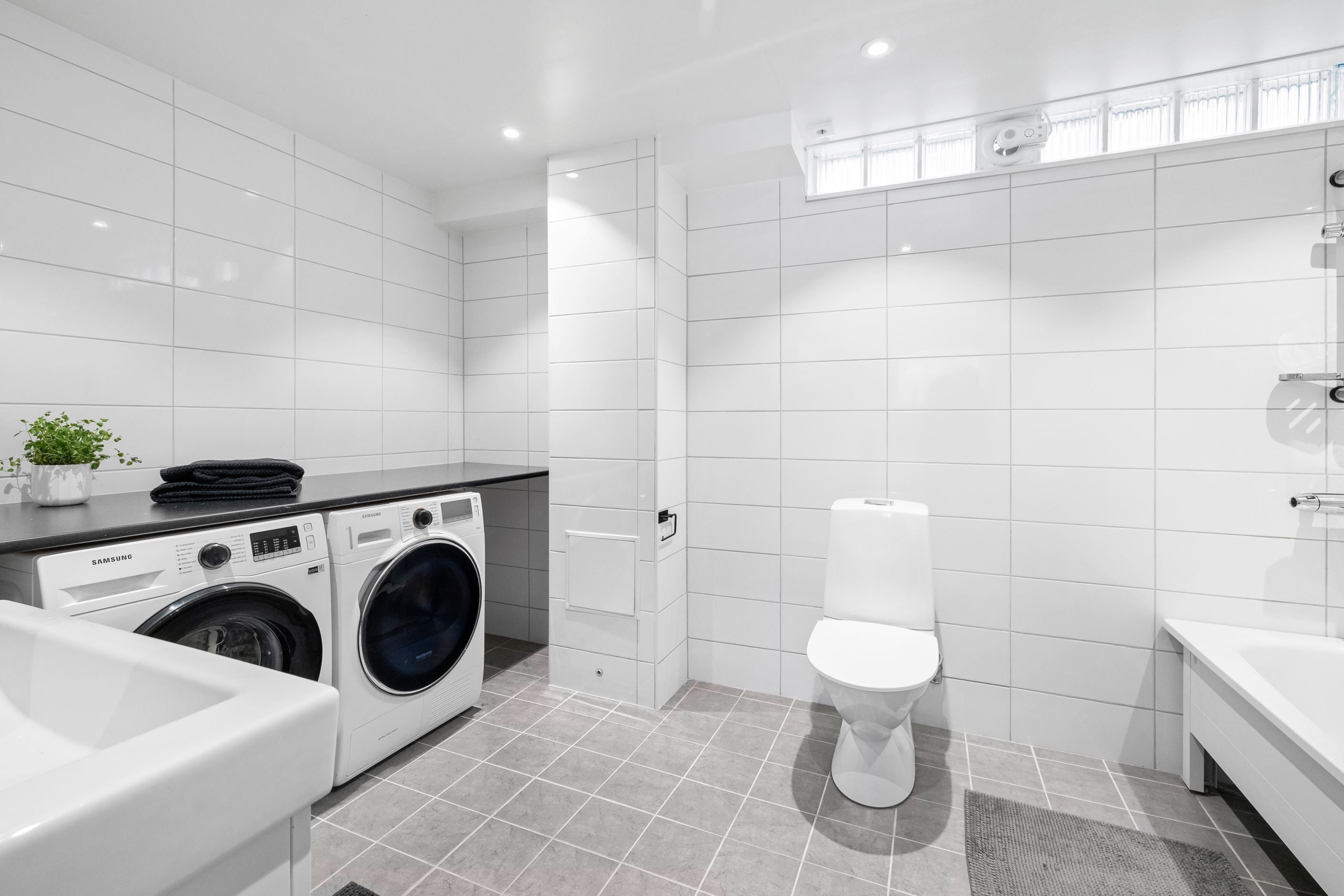 Rymligt badrum och kombinerad tvättstuga