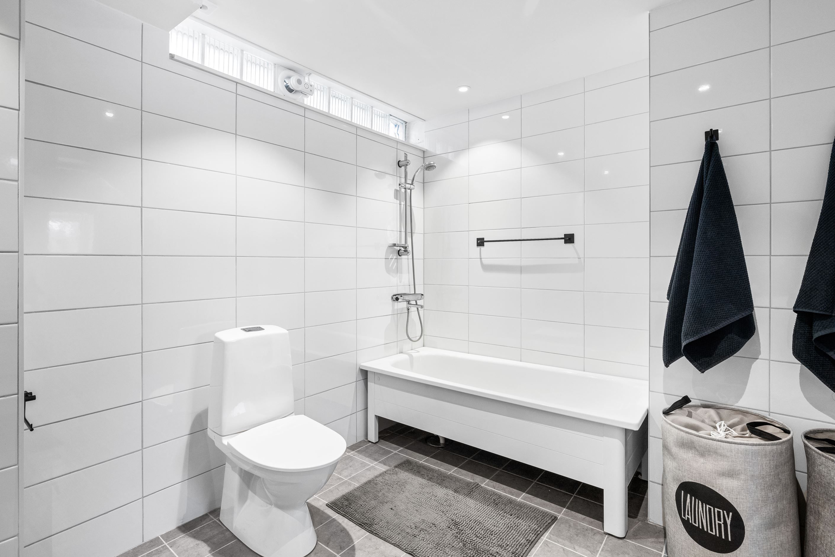 Badrum med badkar på nedre plan