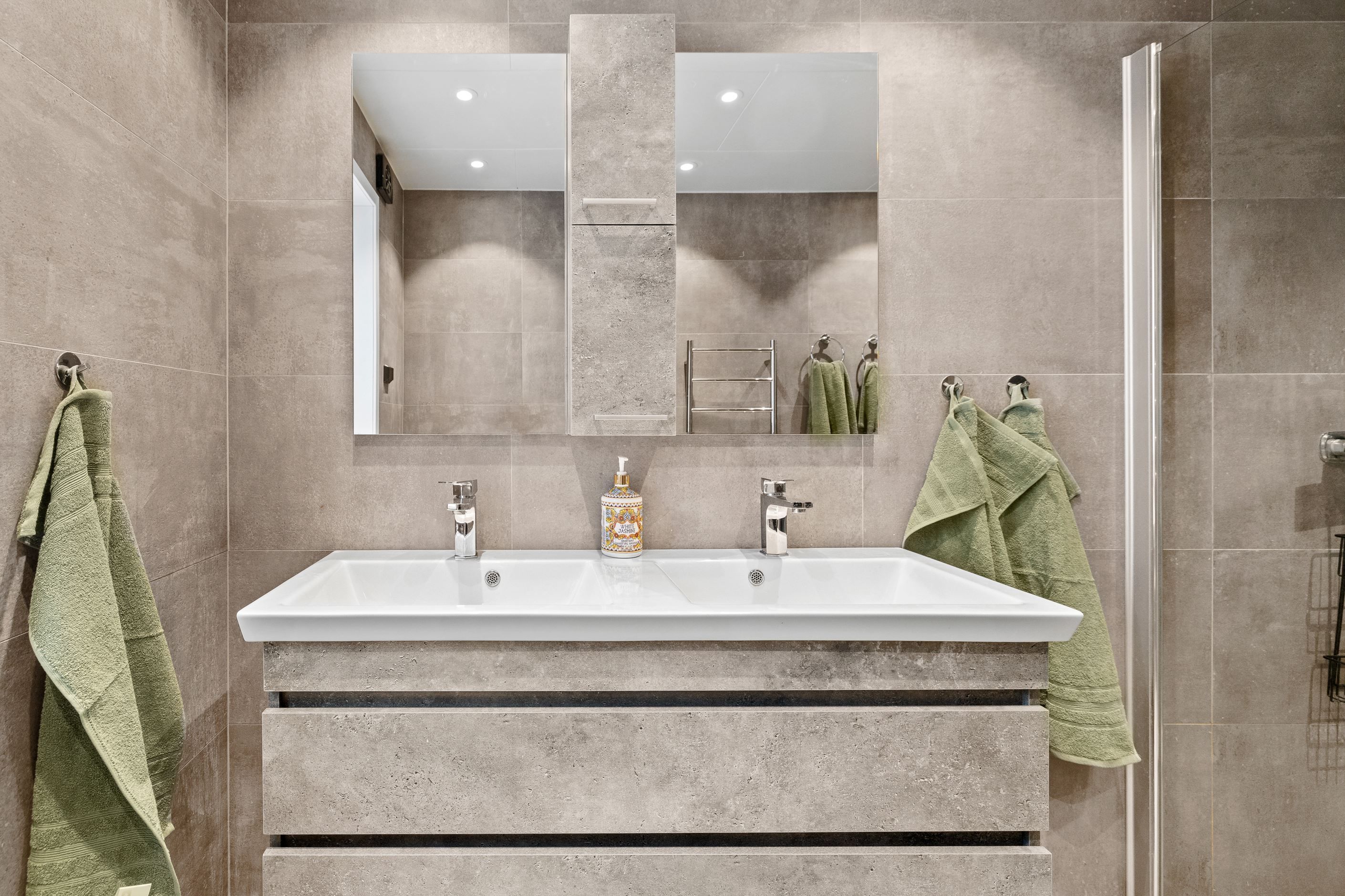 Badrum med dubbel kommod