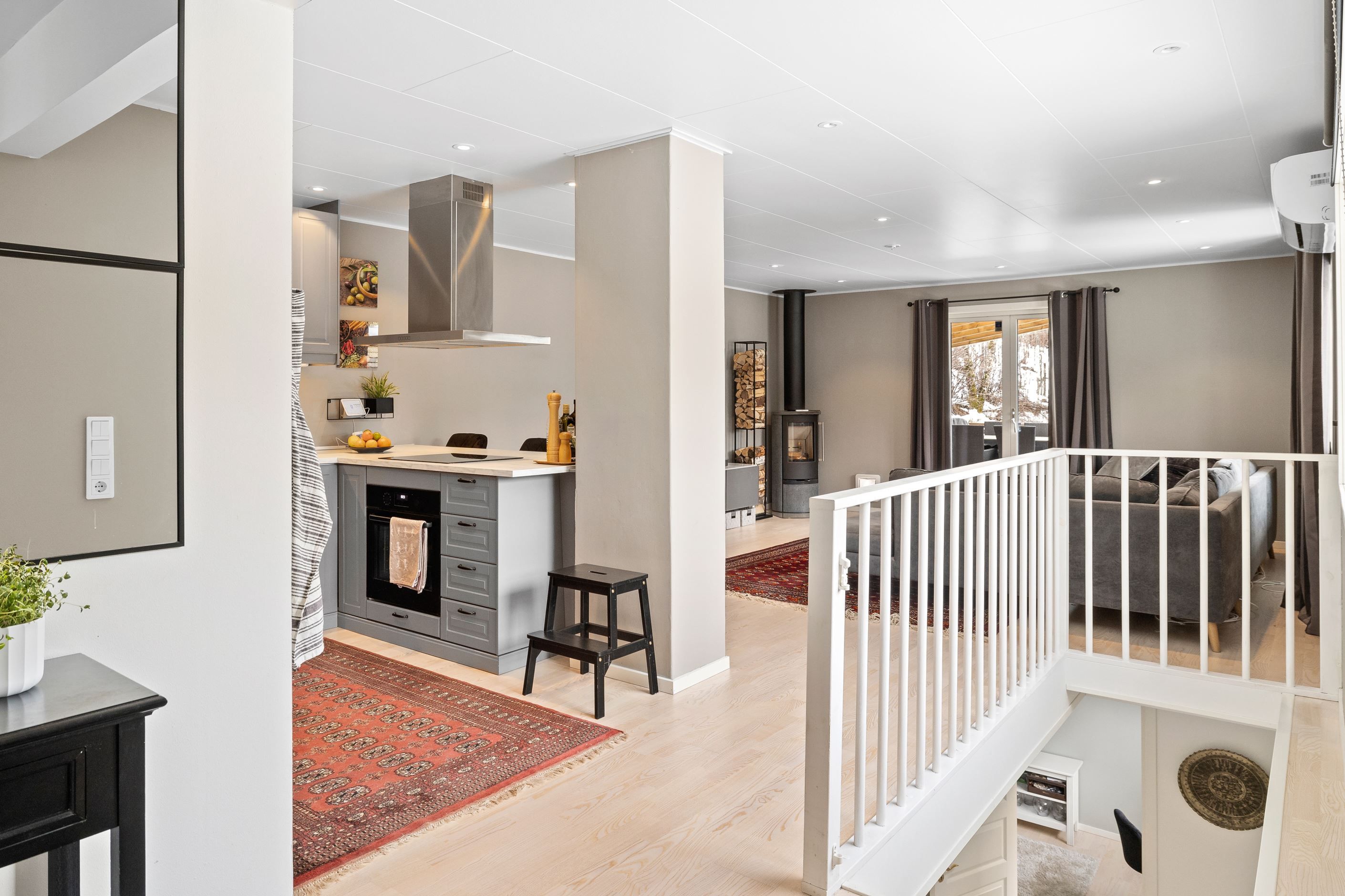 Öppen planlösning mellan kök och vardagsrum