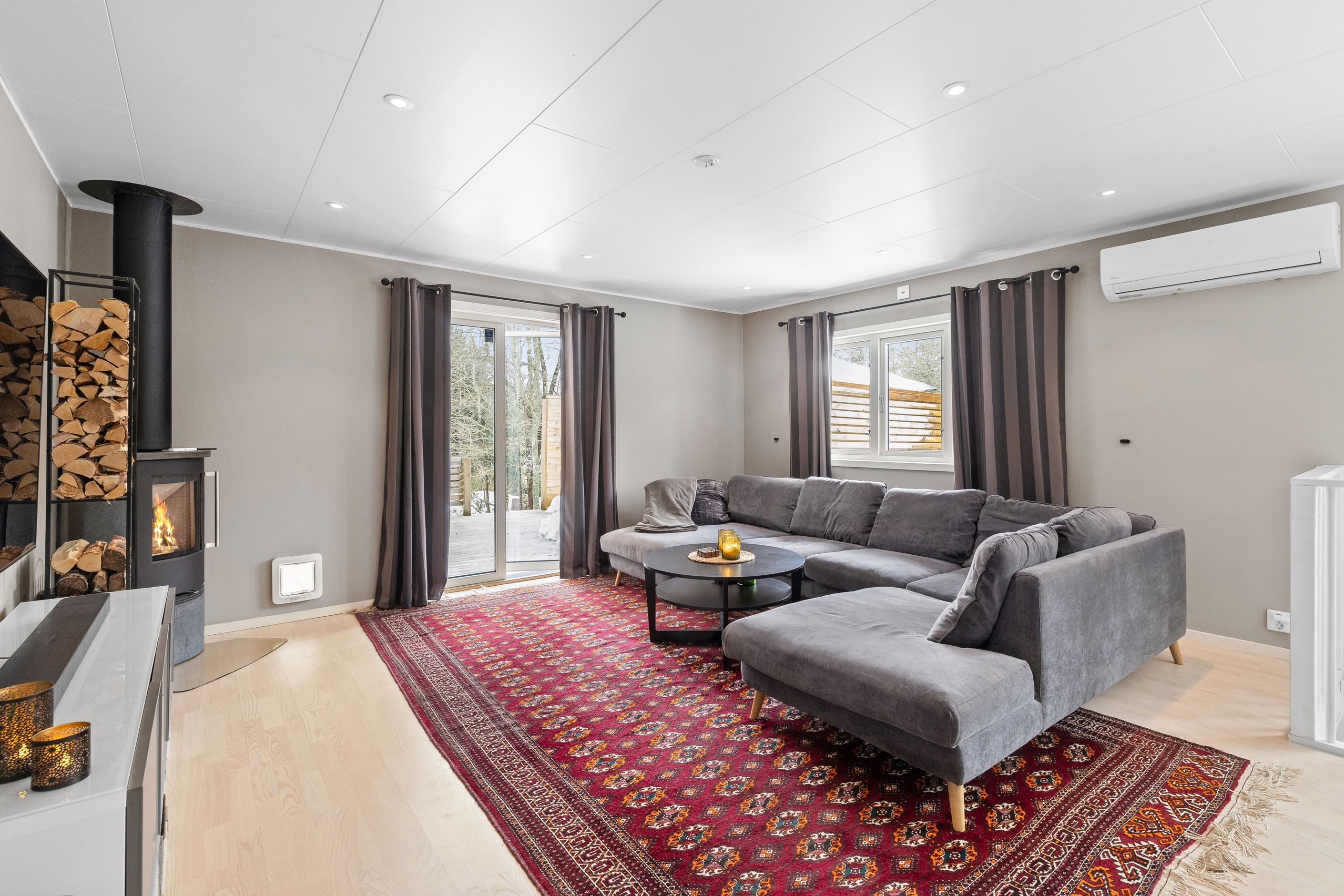 Vardagsrum med utgång till altanen