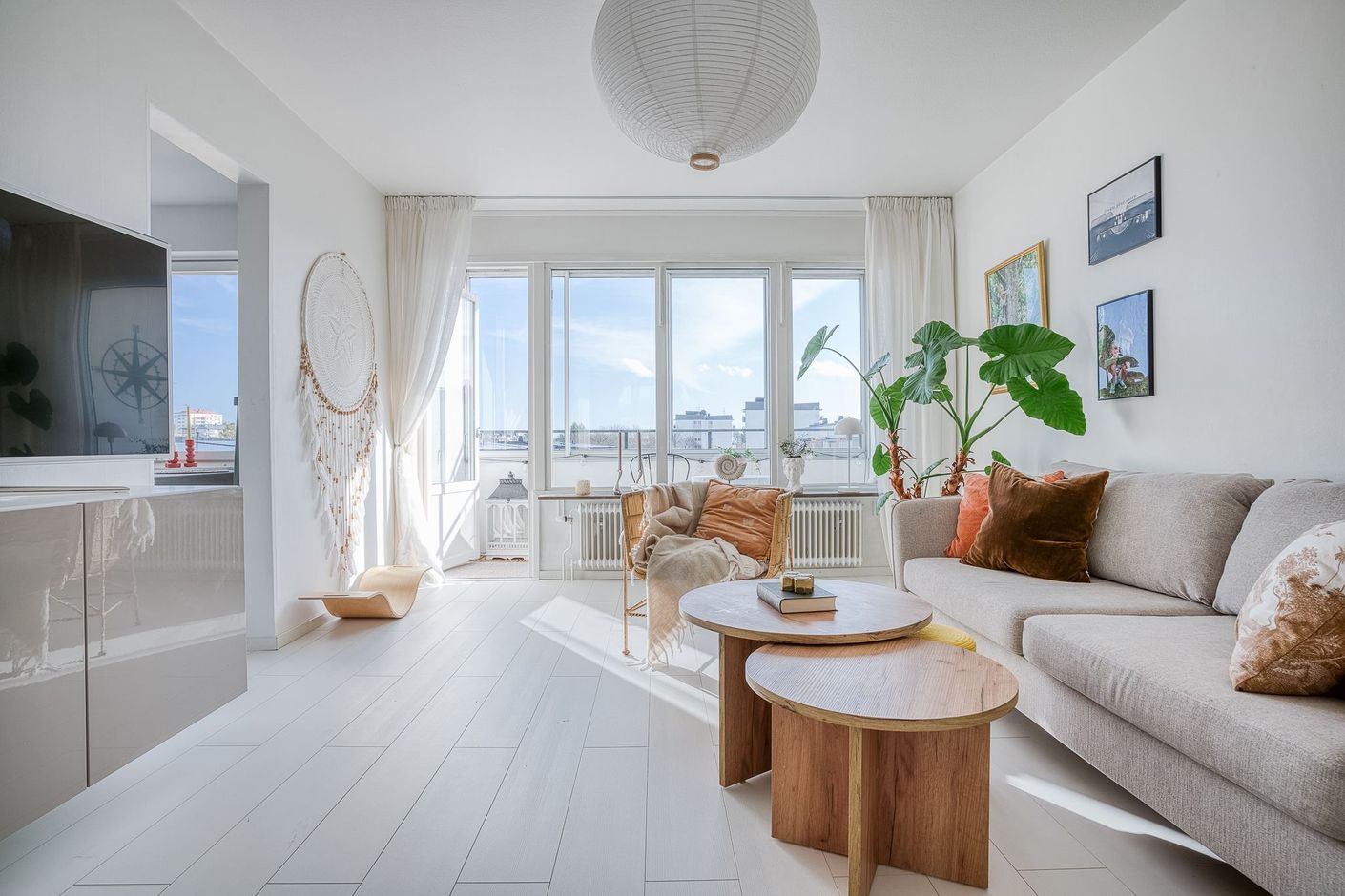 Vardagsrum med utgång till den inglasade balkongen