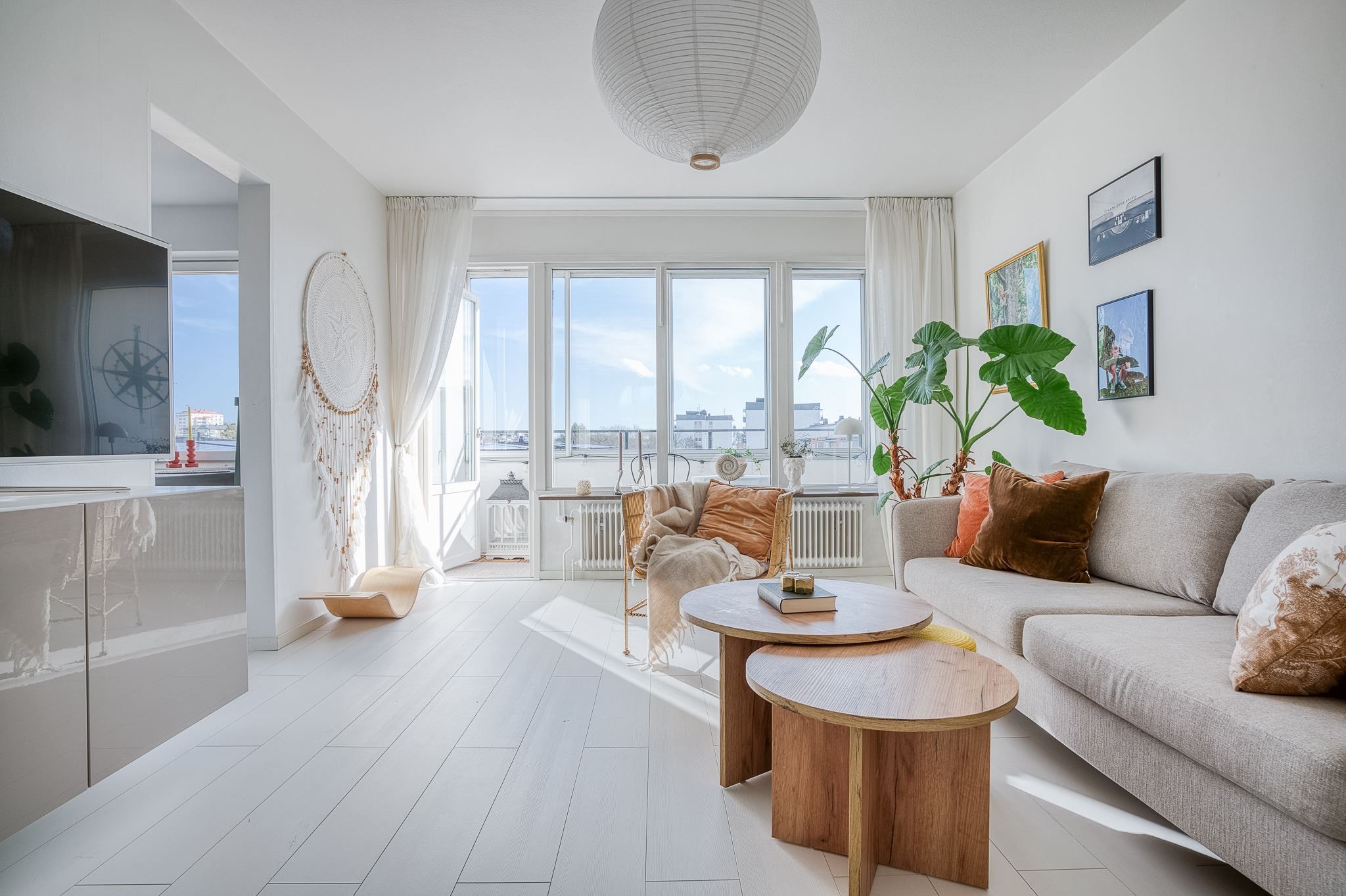 Vardagsrum med utgång till den inglasade balkongen