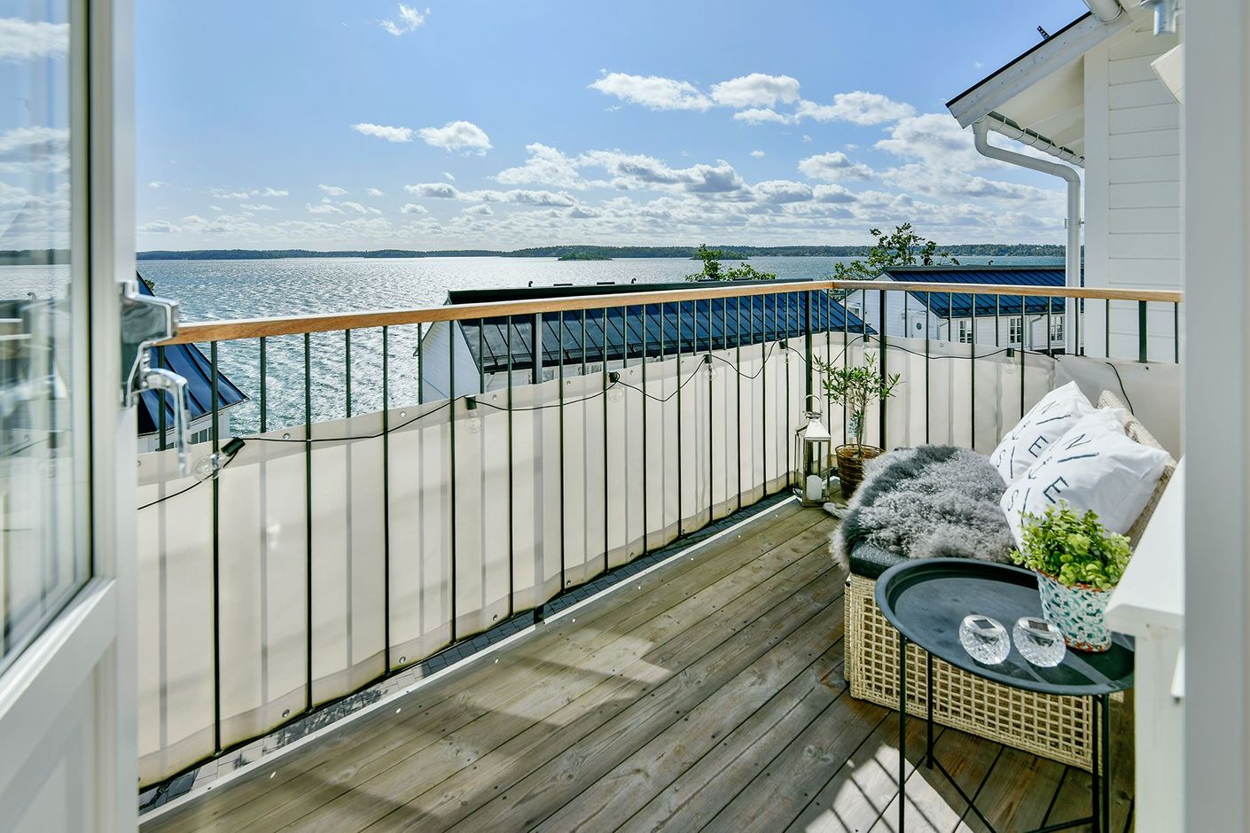 Balkong med förbipasserande båtar som underhållning