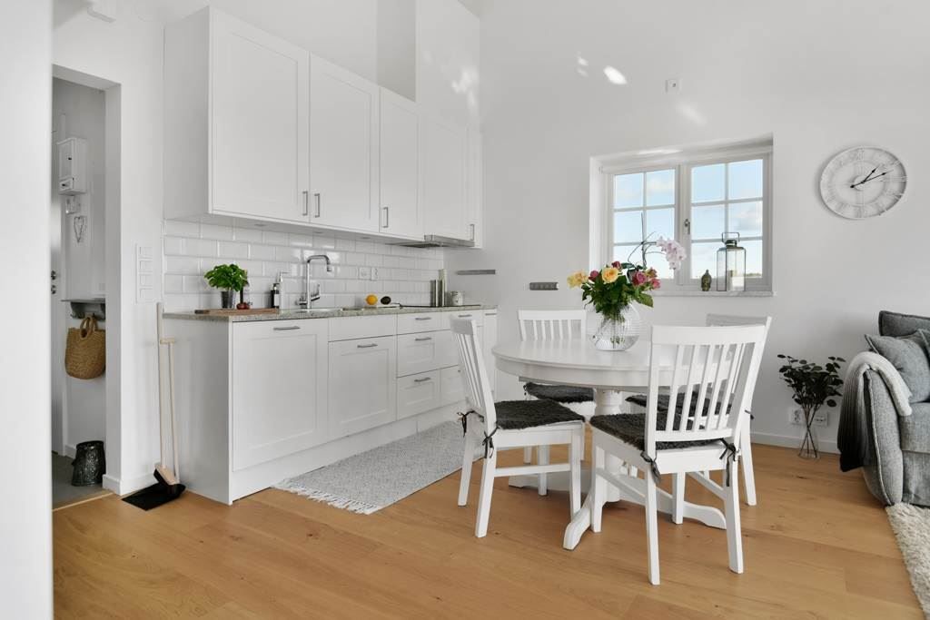 Matplats i anslutning till köket