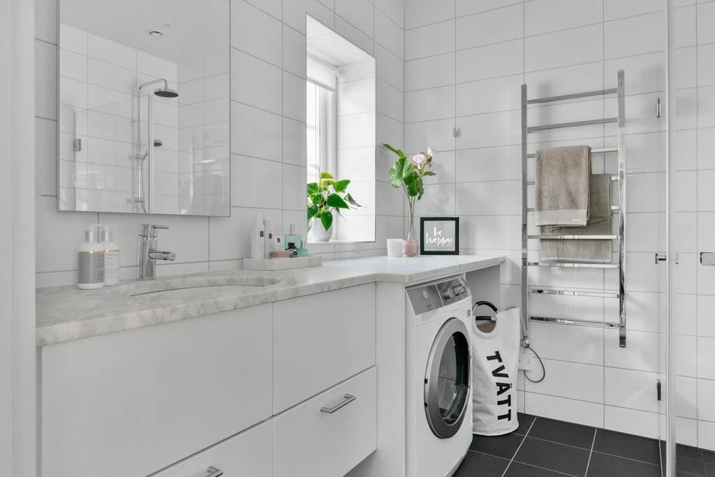 Stilrent helkaklat badrum