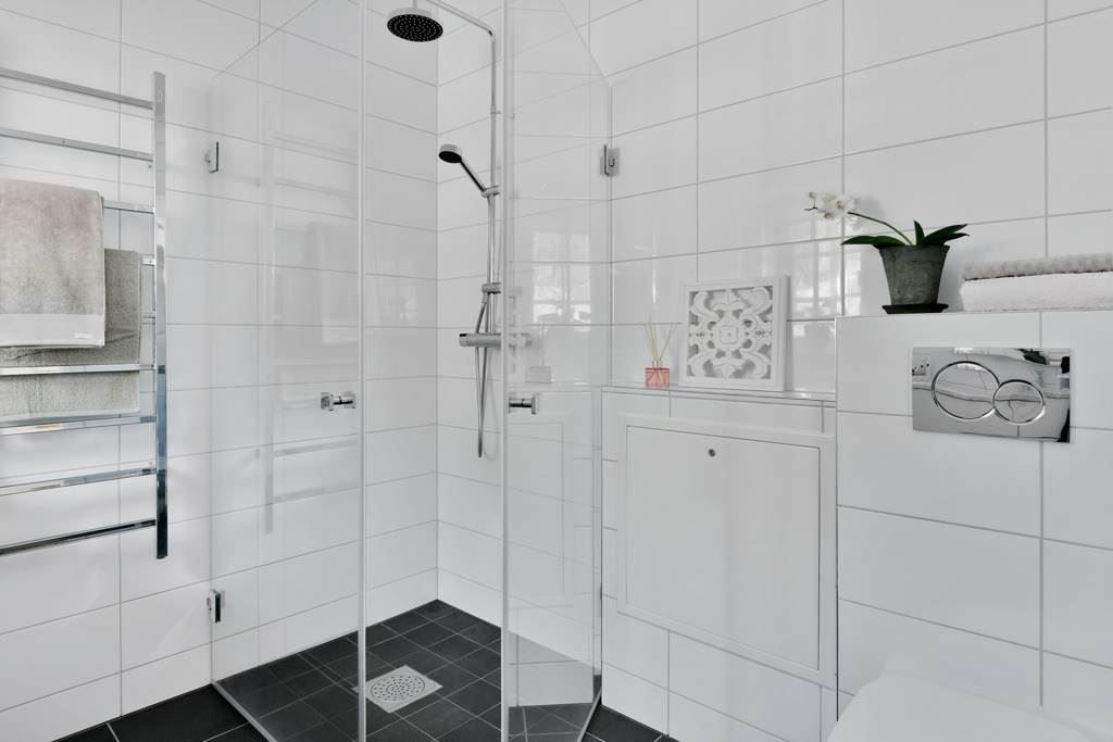 Dusch som omsluts av glasdörrar