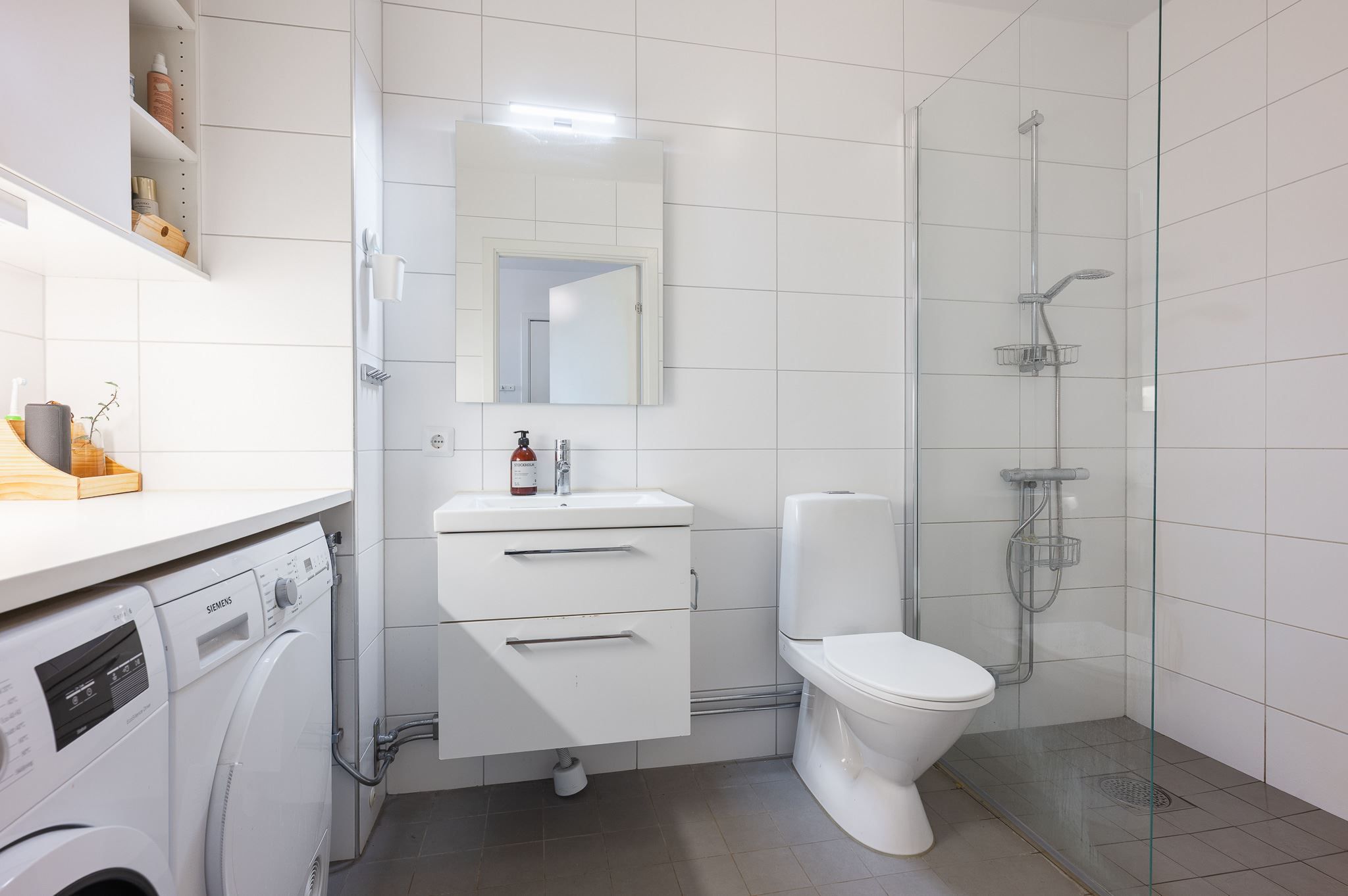 Badrum med tvättmaskin och torktumlare