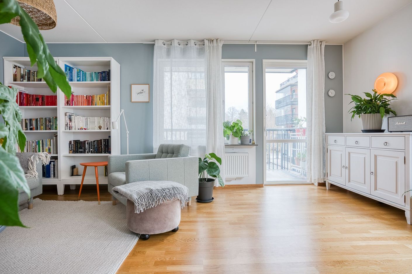 Vardagsrum med utgång till balkongen