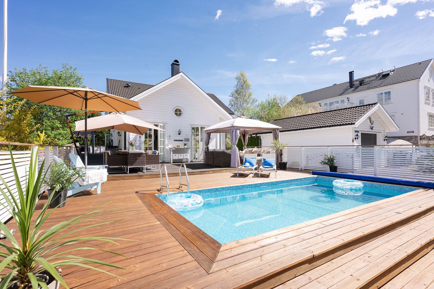 Trivselhuset i New England stil med underbar uteplats med pool