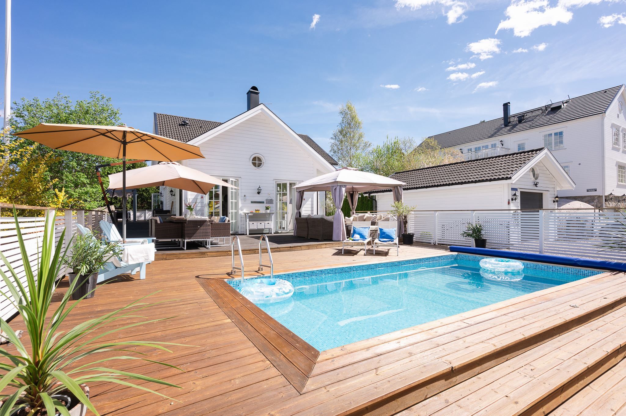 Trivselhuset i New England stil med underbar uteplats med pool