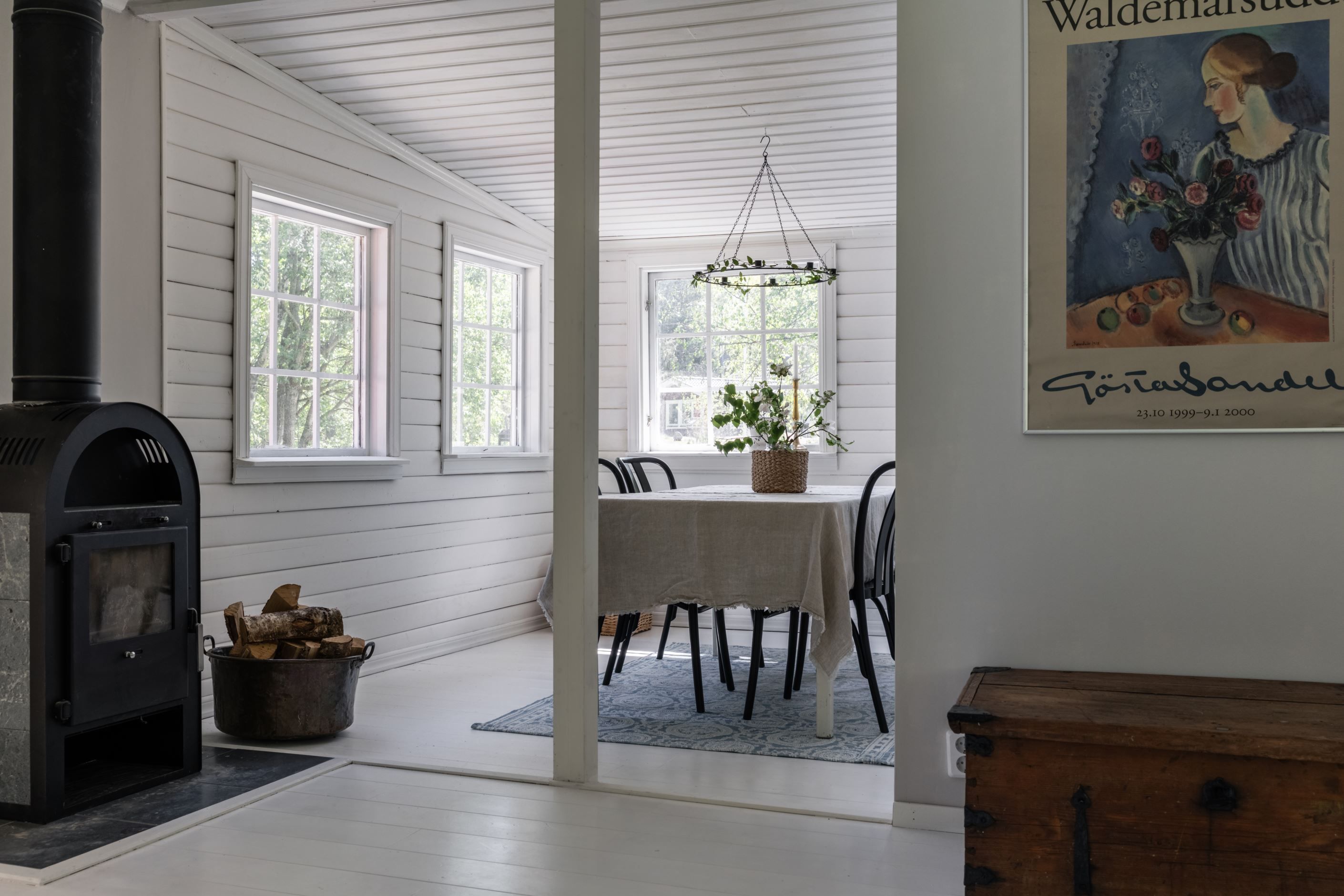 Plats för matbord, eller möjligt sovrum?