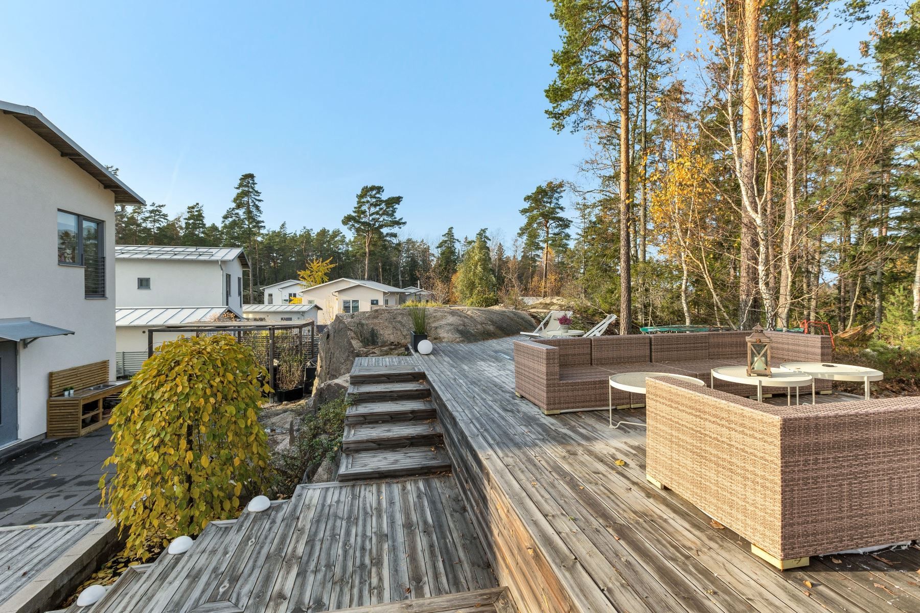 Altan på höjden med angränsande skog