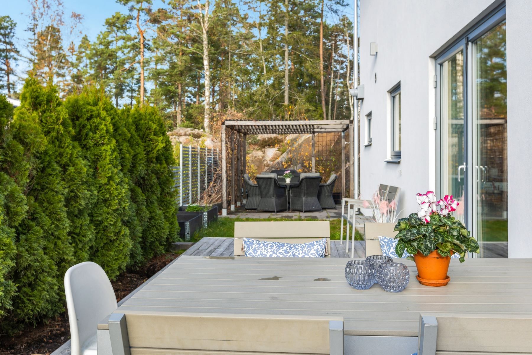 Matgrupp på altanen utanför matplatsen