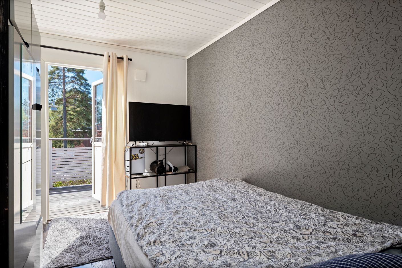 Sovrum med utgång till terrassen