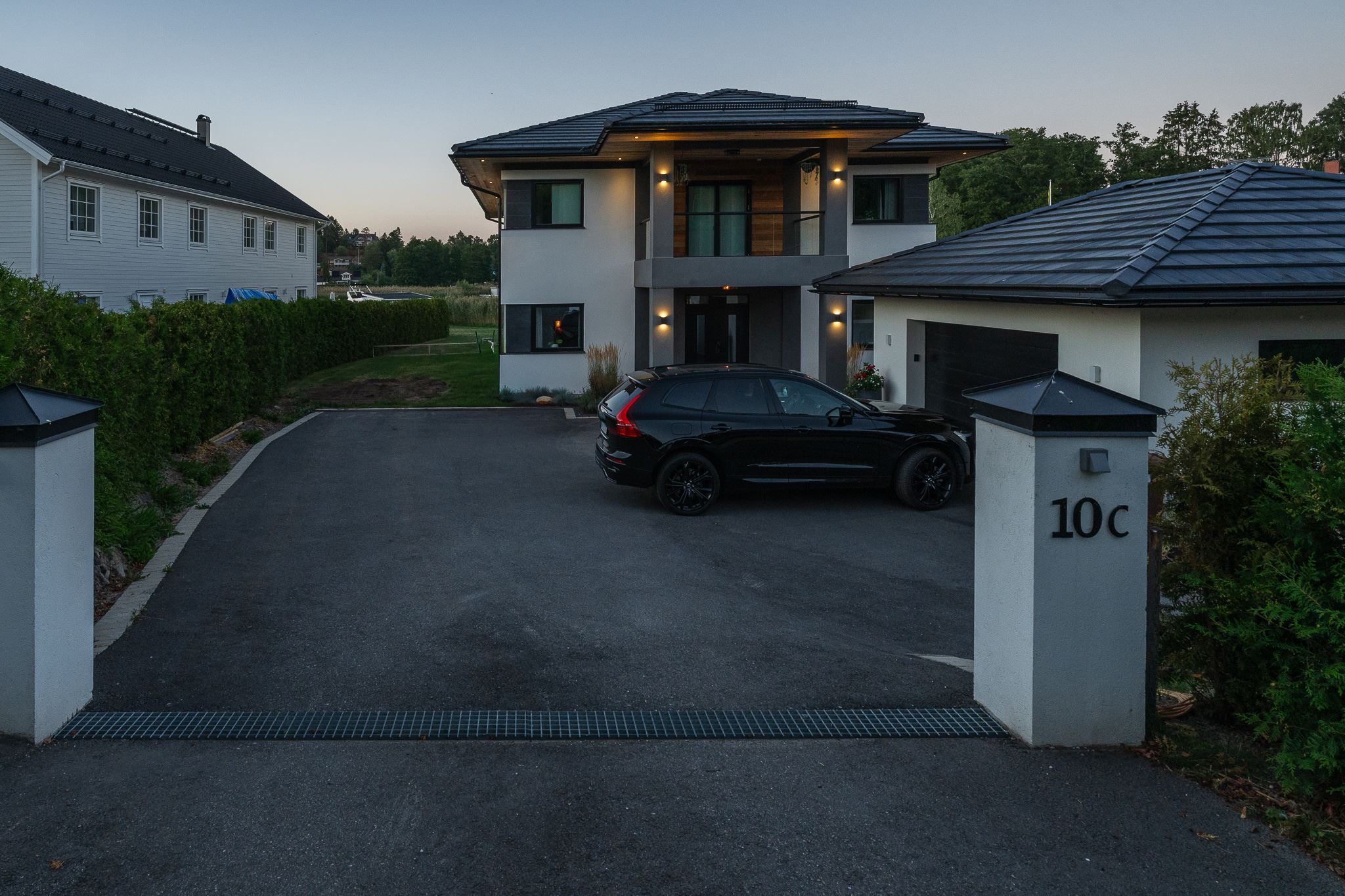 Stor asfalterad uppfart med garage
