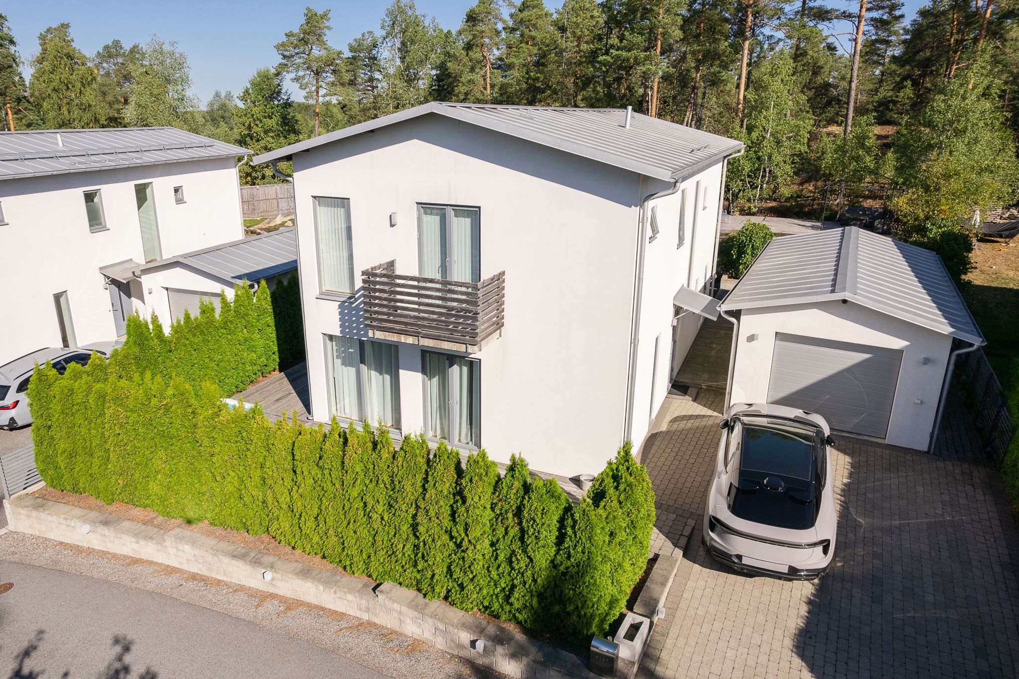 Husets framsida och uppfart