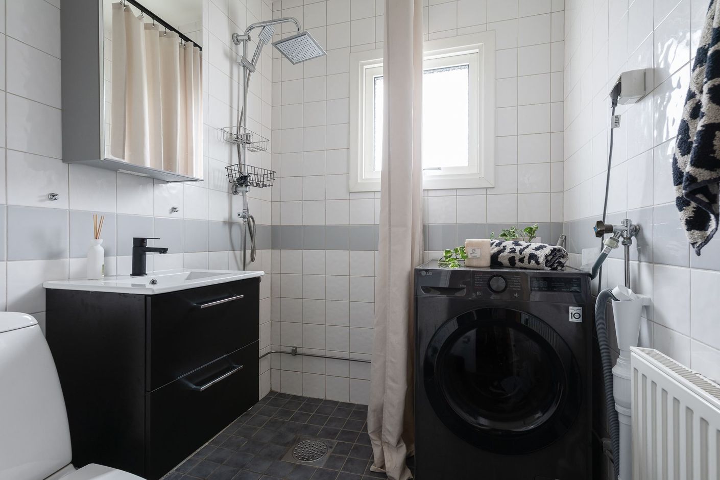 Badrum med kombi tvättmaskin