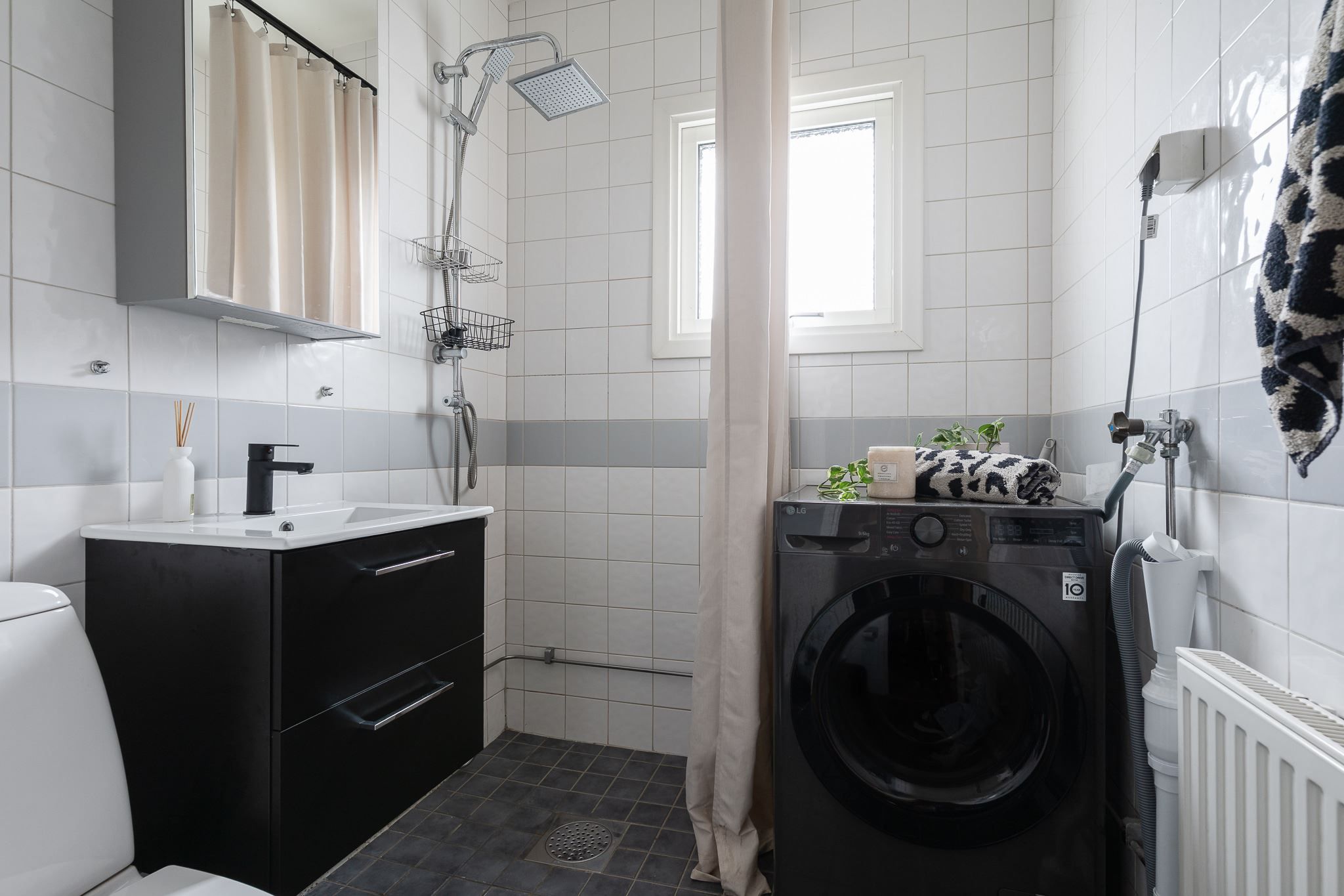 Badrum med kombi tvättmaskin
