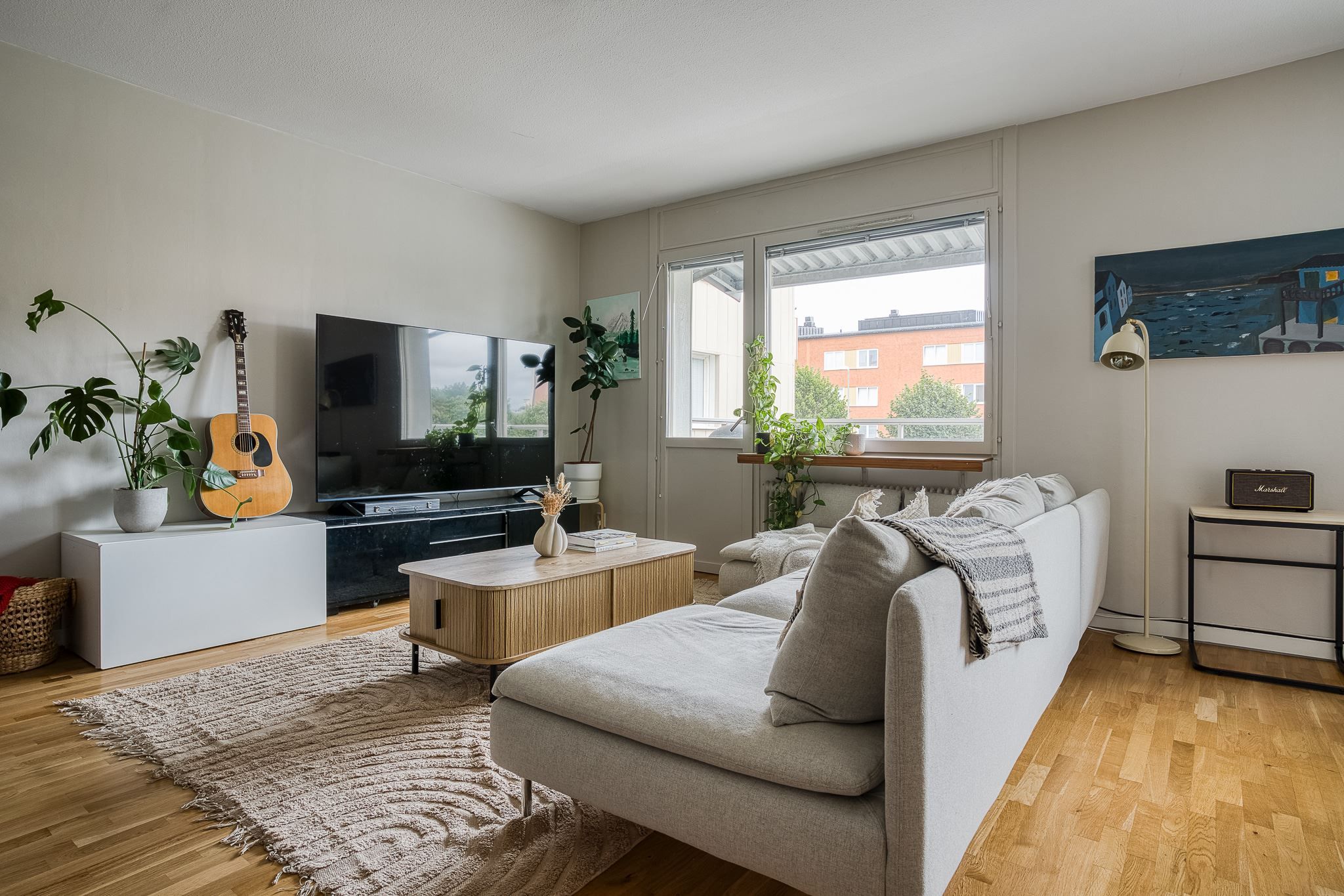 Vardagsrum med utgång till balkongen