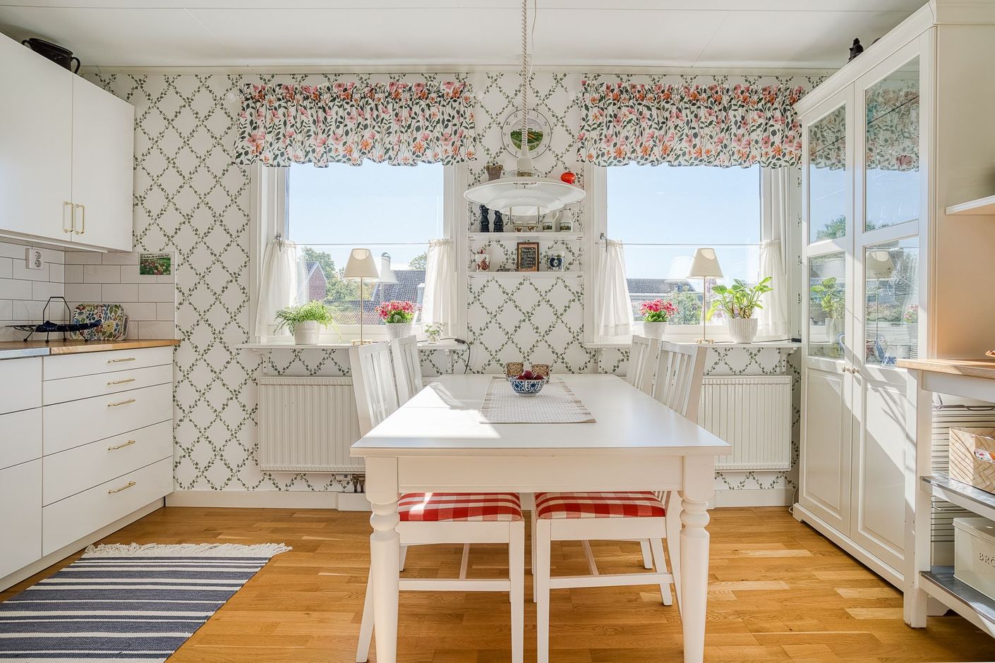 Rymlig matplats intill köket