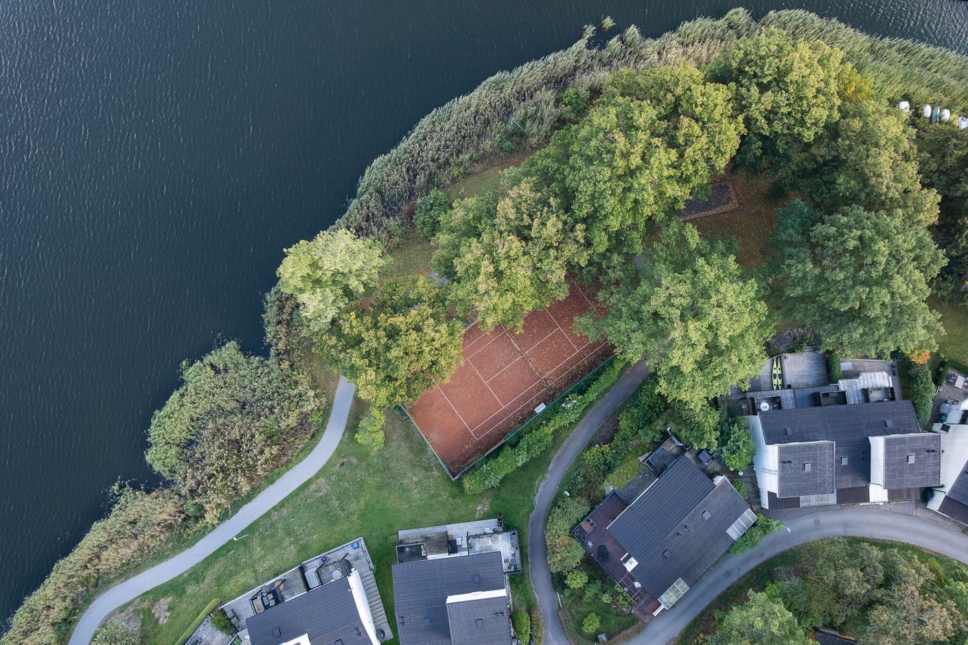 Föreningens gemensamma tennisbana