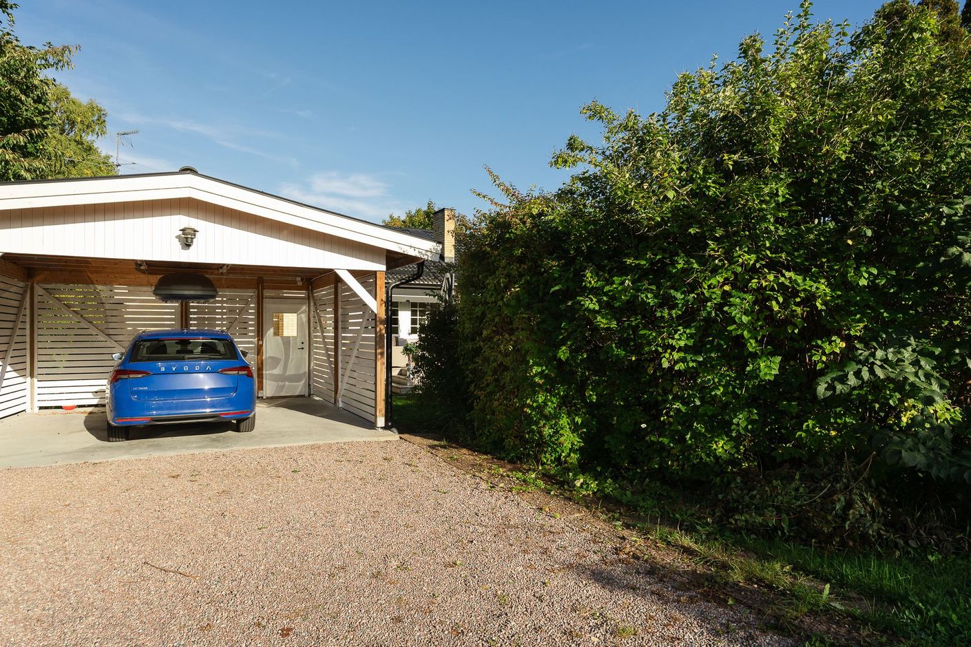 Praktisk dubbelcarport vid huset