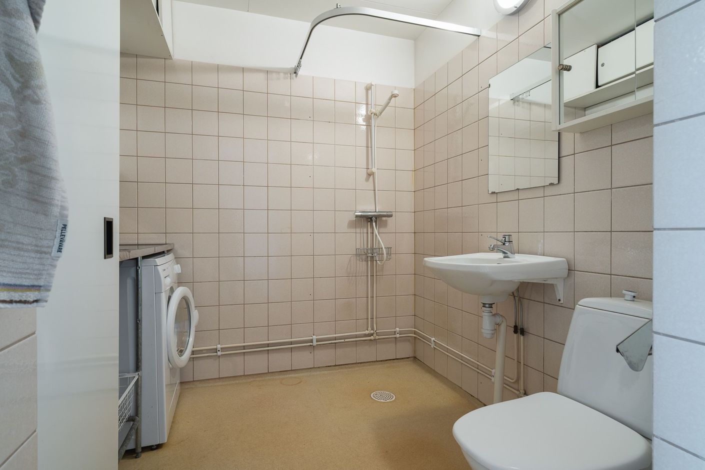 Praktiskt badrum med tvättmaskin