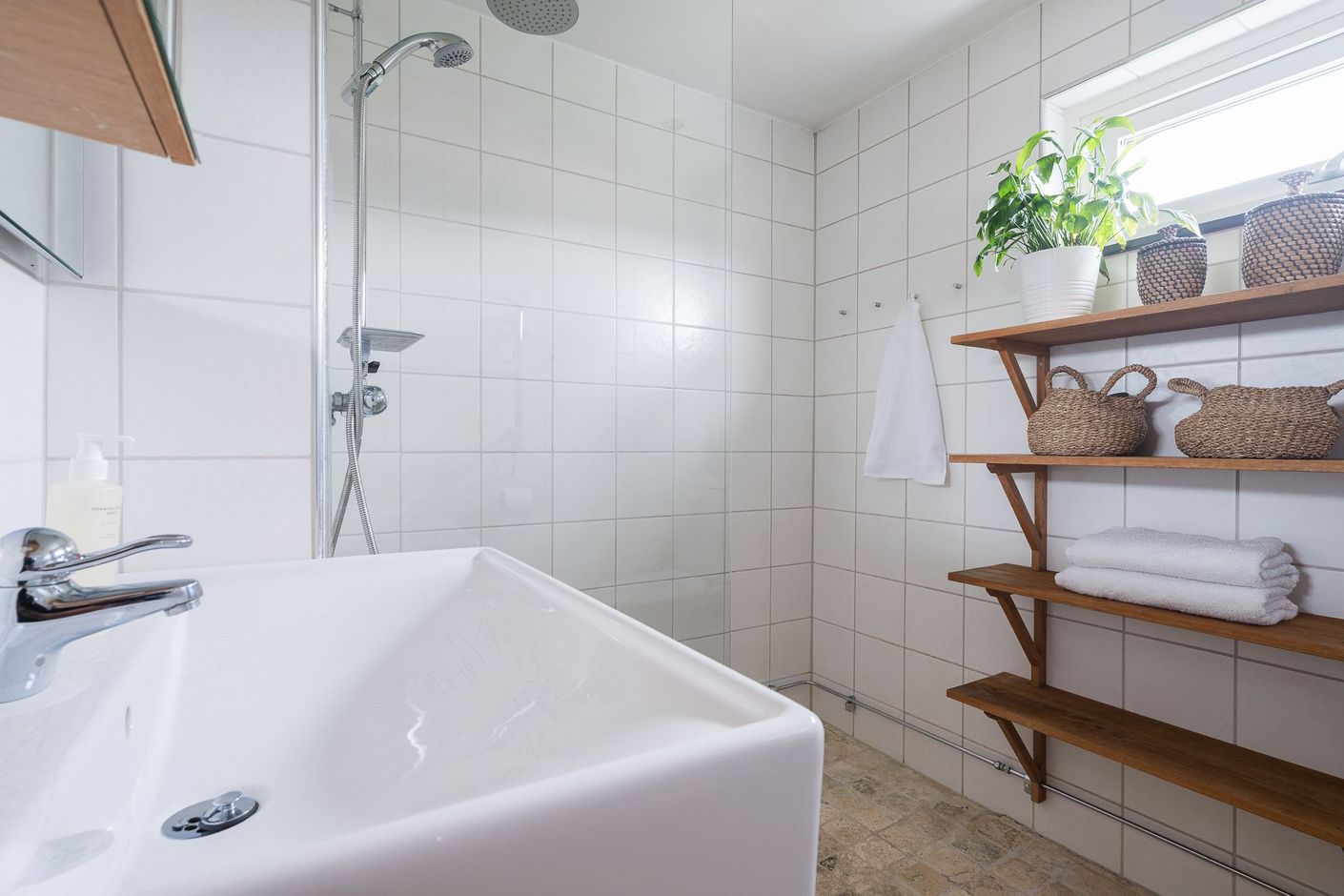 Stilrent badrum på övre plan