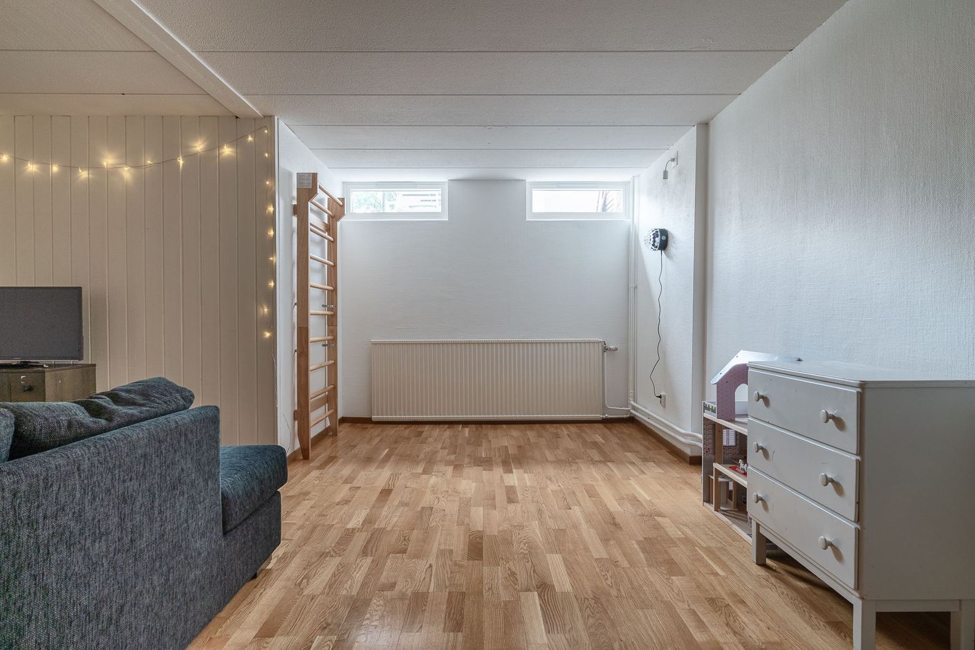 Allrum med plats för soffgrupp och tv