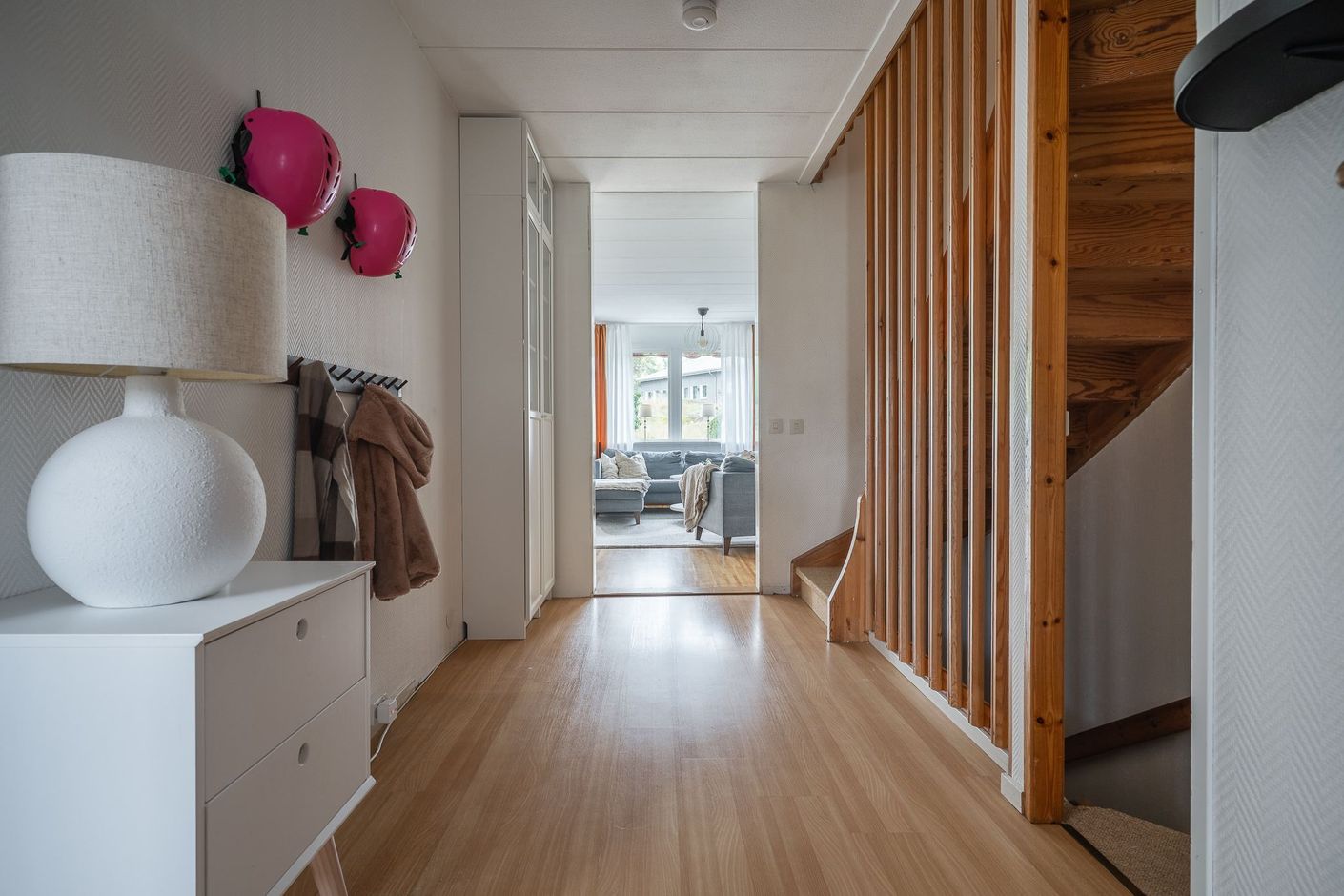 Rymlig hall med trappor till husets övriga plan