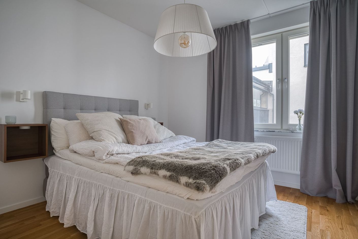 Rofyllt sovrum med fint ljusinsläpp