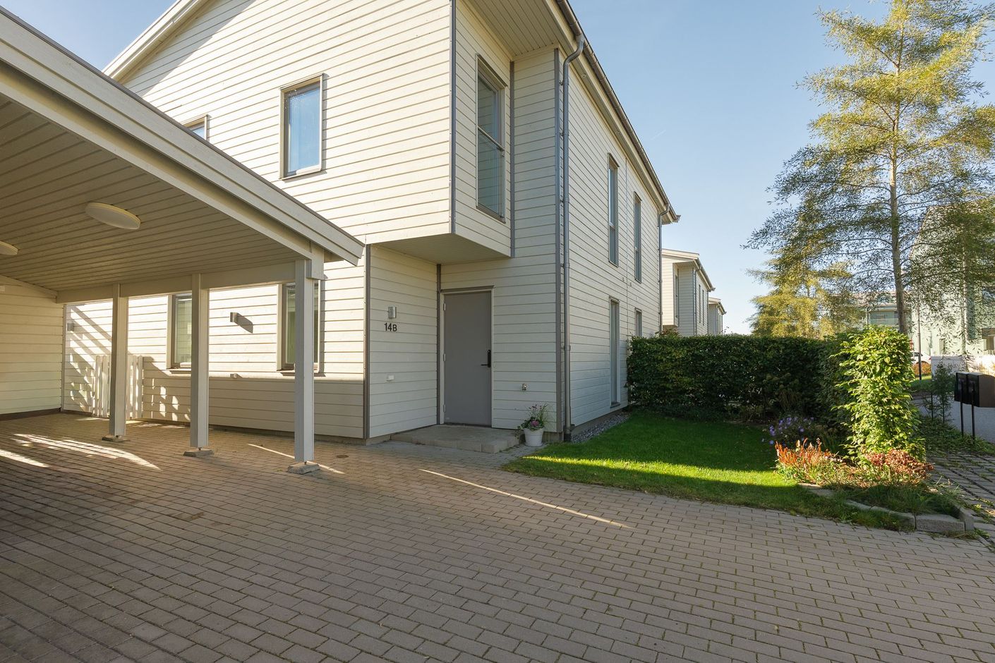 Carport och plats för parkering