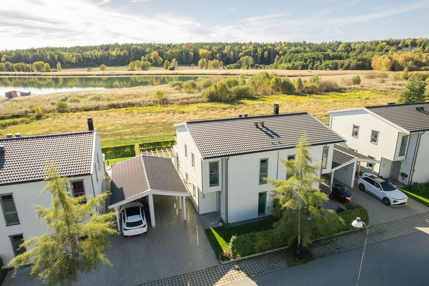 Huset med omgivande trädgård