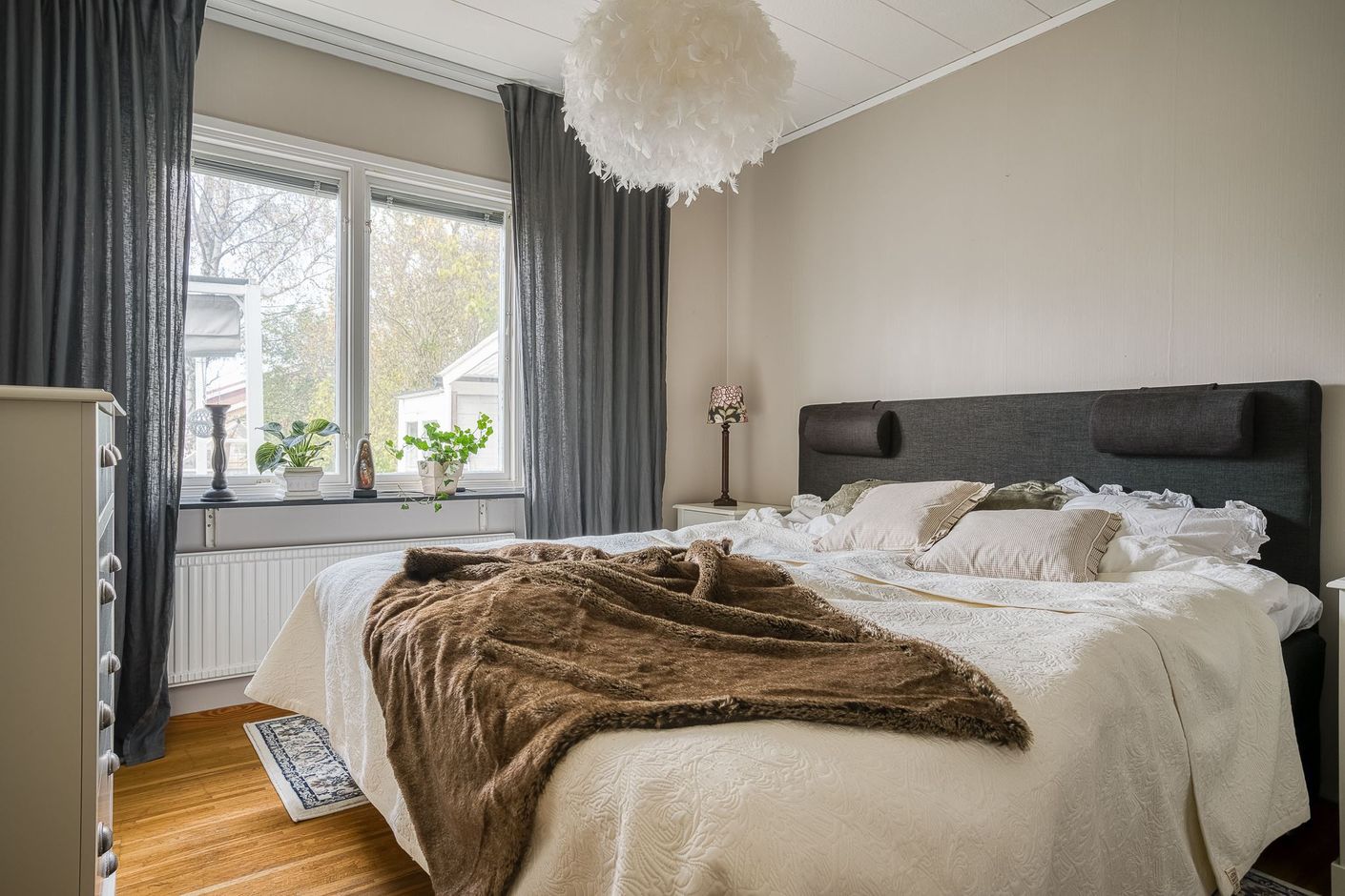 Sovrum med plats för dubbelsäng
