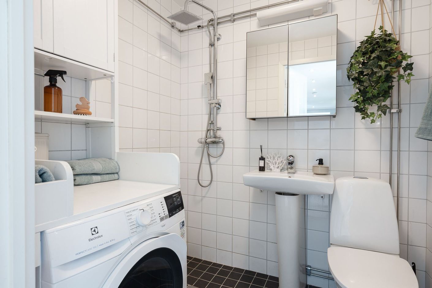 Badrum med tvättmaskin