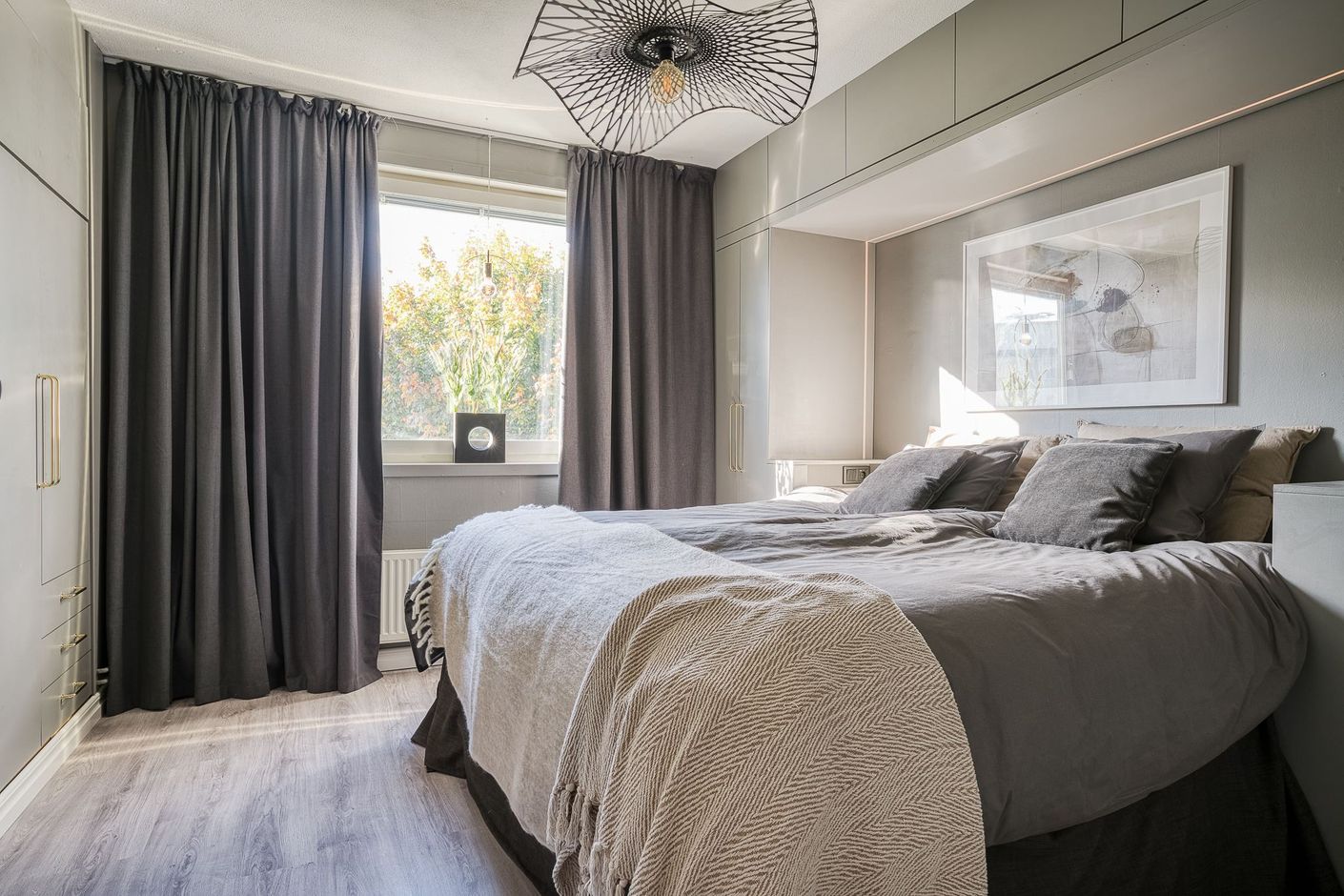 Rymligt sovrum med harmonisk känsla