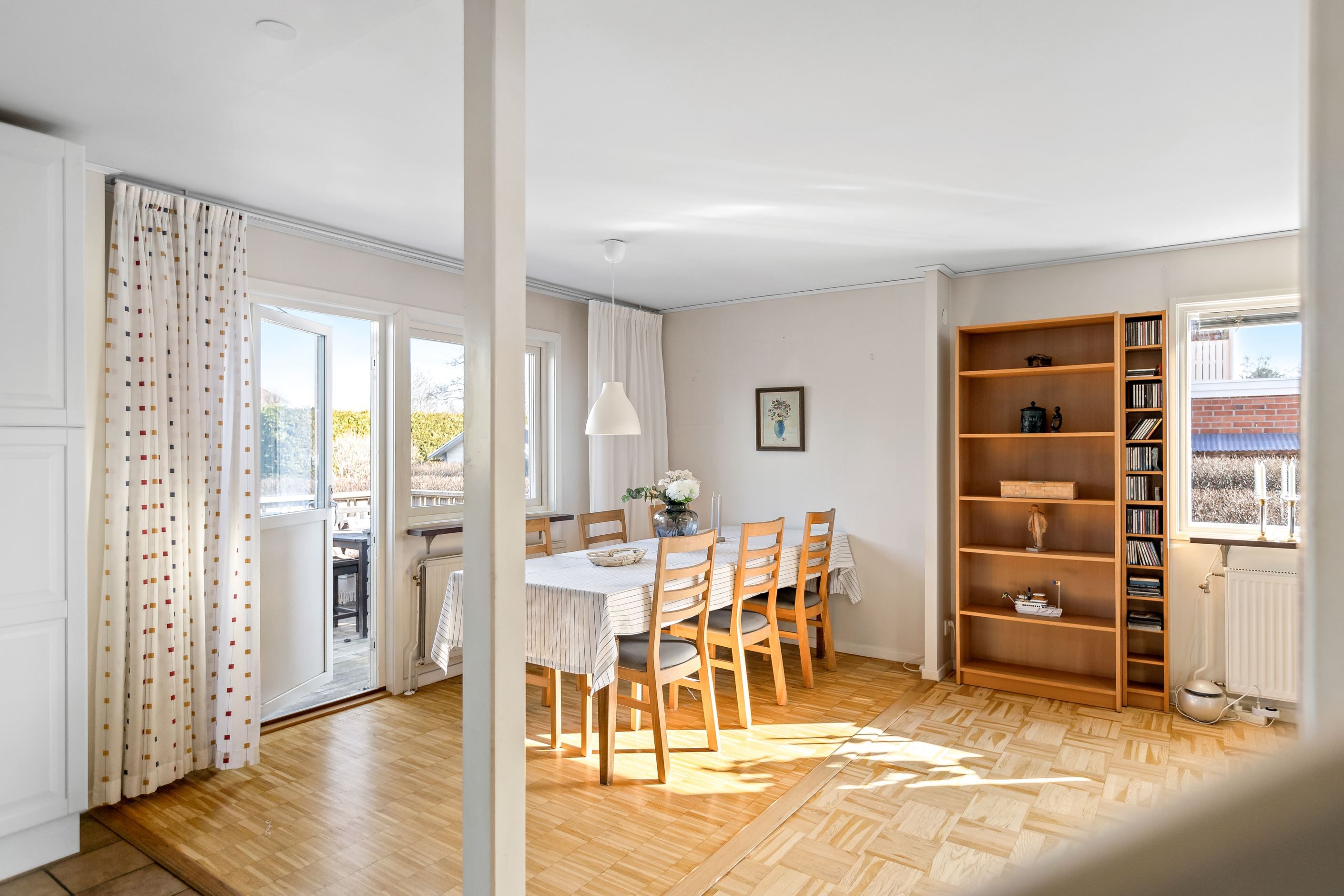 Matplats med utgång till baksidans uteplats