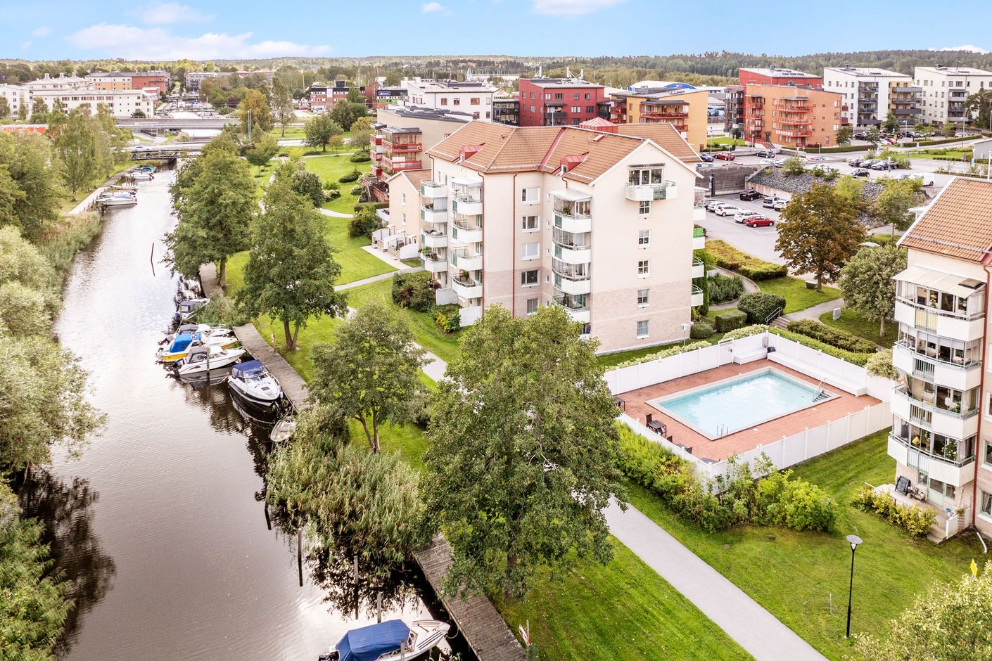 Lugnt område nära kanalen och med pool i föreningen
