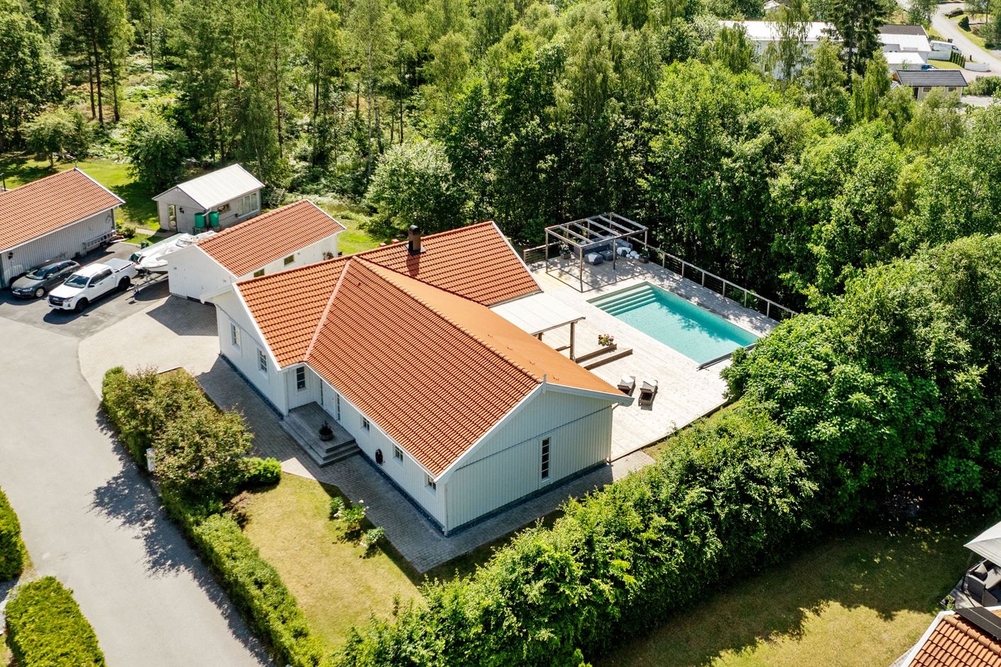 Enplanshus med garage och pool
